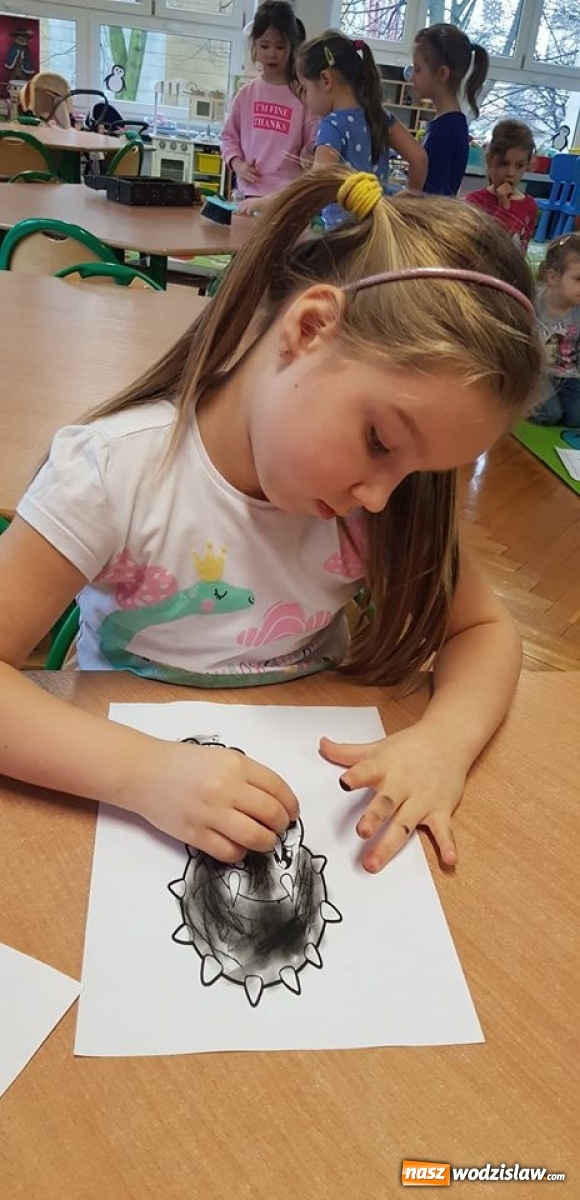 Zdjęcie w galerii na portalu naszwodzislaw.com: Przedszkolaki z wodzisławskiej szóstki świętowały Dzień Dinozaura wiadomości z regionu