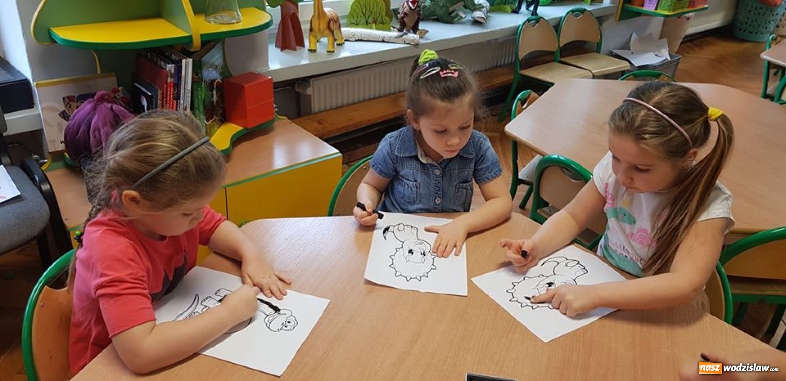 Zdjęcie w galerii na portalu naszwodzislaw.com: Przedszkolaki z wodzisławskiej szóstki świętowały Dzień Dinozaura wiadomości z regionu