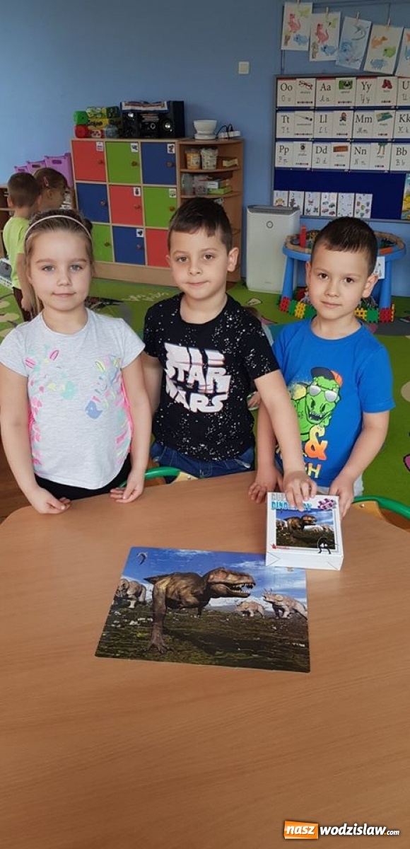 Zdjęcie w galerii na portalu naszwodzislaw.com: Przedszkolaki z wodzisławskiej szóstki świętowały Dzień Dinozaura wiadomości z regionu