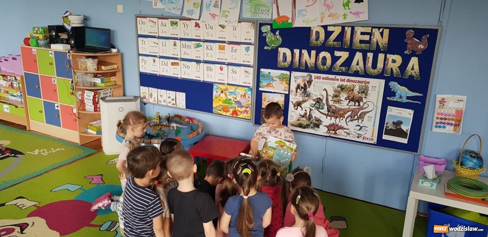 Zdjęcie w galerii na portalu naszwodzislaw.com: Przedszkolaki z wodzisławskiej szóstki świętowały Dzień Dinozaura wiadomości z regionu