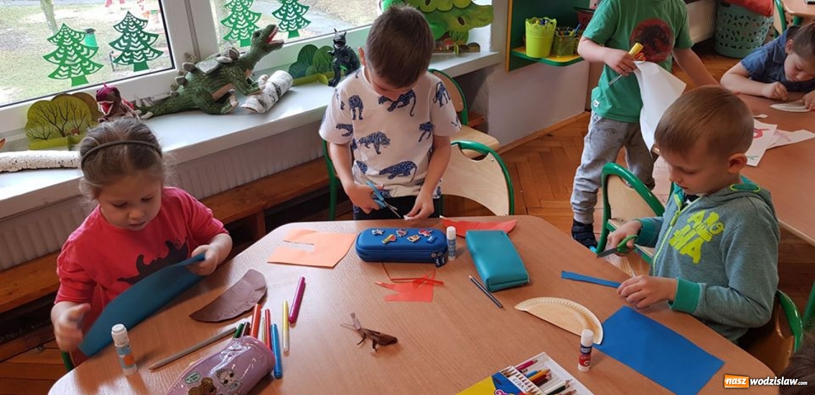 Zdjęcie w galerii na portalu naszwodzislaw.com: Przedszkolaki z wodzisławskiej szóstki świętowały Dzień Dinozaura wiadomości z regionu