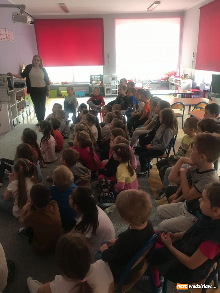 Zdjęcie w galerii na portalu naszwodzislaw.com: Przedszkolaki z wodzisławskiej szóstki świętowały Dzień Dinozaura wiadomości z regionu