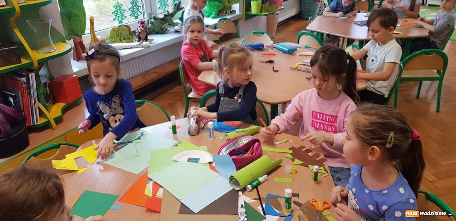Zdjęcie w galerii na portalu naszwodzislaw.com: Przedszkolaki z wodzisławskiej szóstki świętowały Dzień Dinozaura wiadomości z regionu