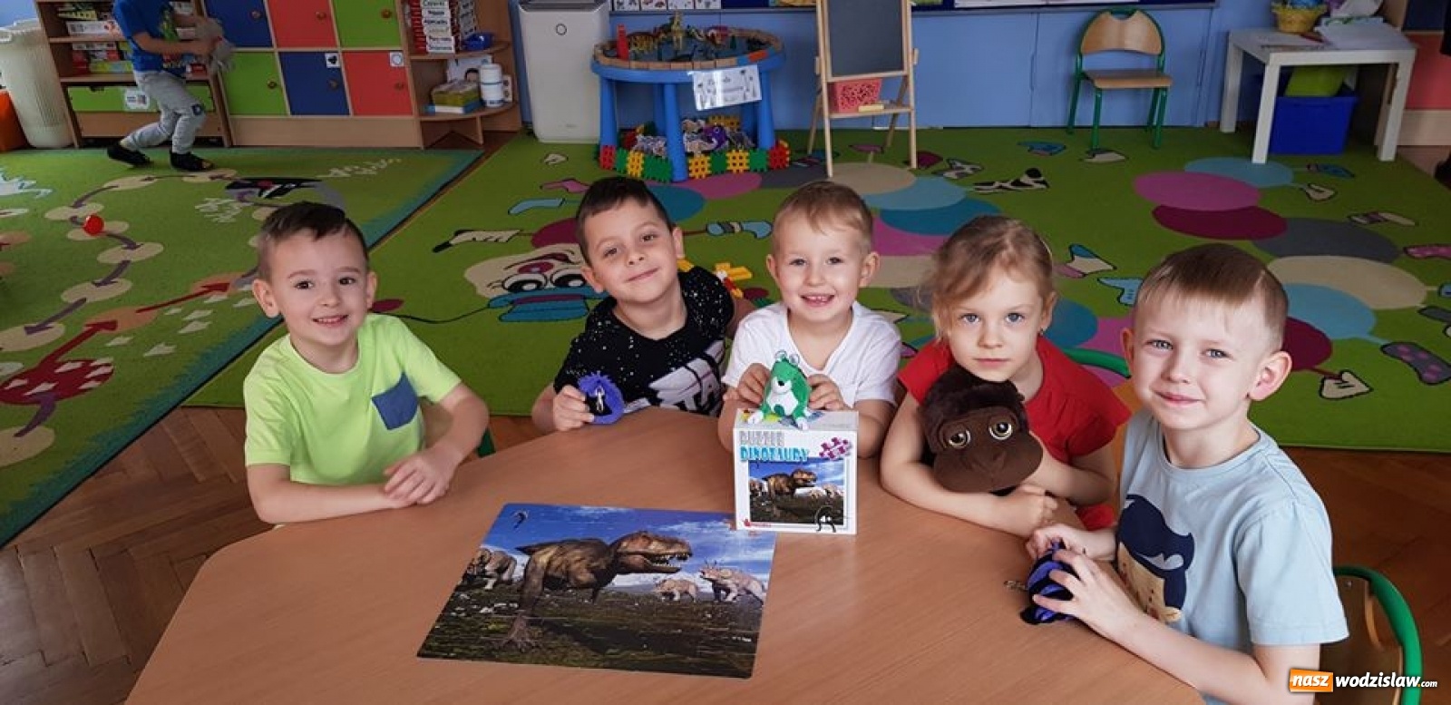 Zdjęcie w galerii na portalu naszwodzislaw.com: Przedszkolaki z wodzisławskiej szóstki świętowały Dzień Dinozaura wiadomości z regionu