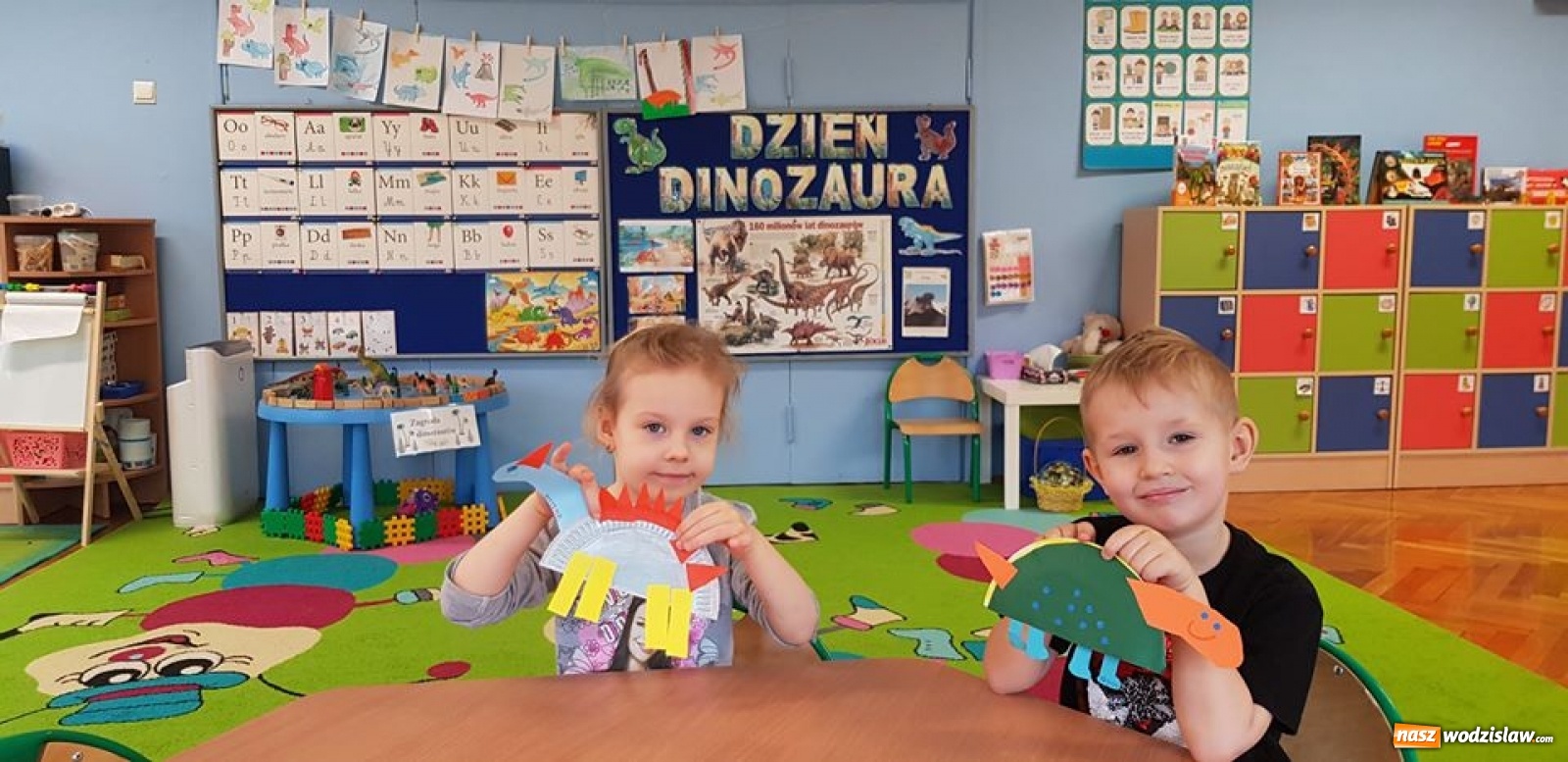 Zdjęcie w galerii na portalu naszwodzislaw.com: Przedszkolaki z wodzisławskiej szóstki świętowały Dzień Dinozaura wiadomości z regionu
