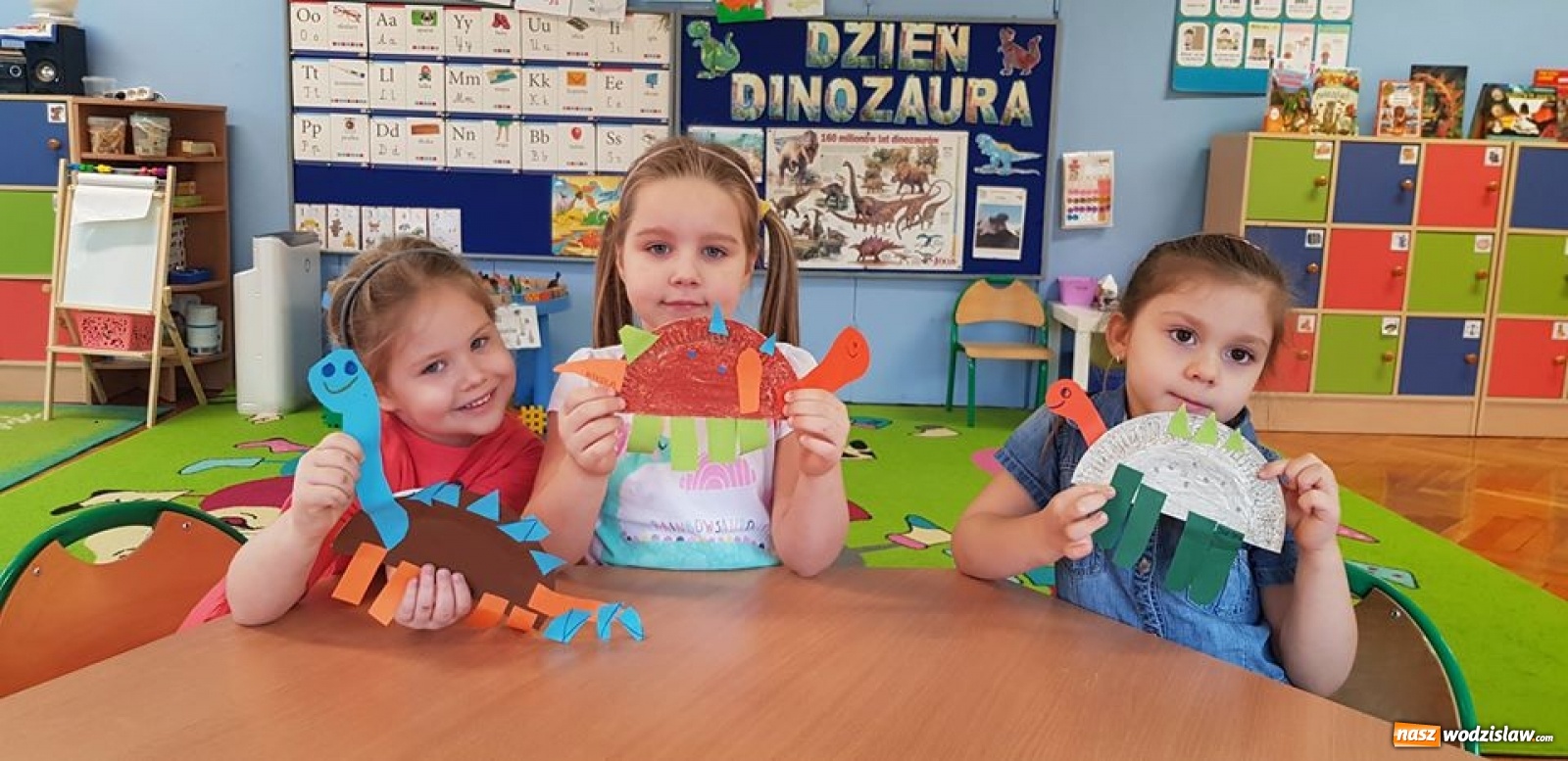 Zdjęcie w galerii na portalu naszwodzislaw.com: Przedszkolaki z wodzisławskiej szóstki świętowały Dzień Dinozaura wiadomości z regionu