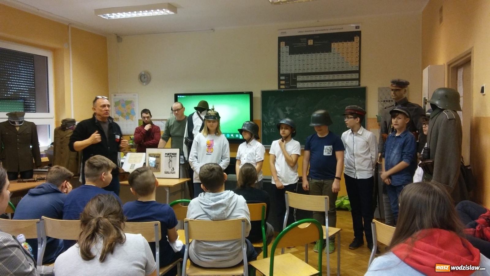 Zdjęcie w galerii na portalu naszwodzislaw.com: Żywa lekcja historii w ZSP4 wiadomości z regionu