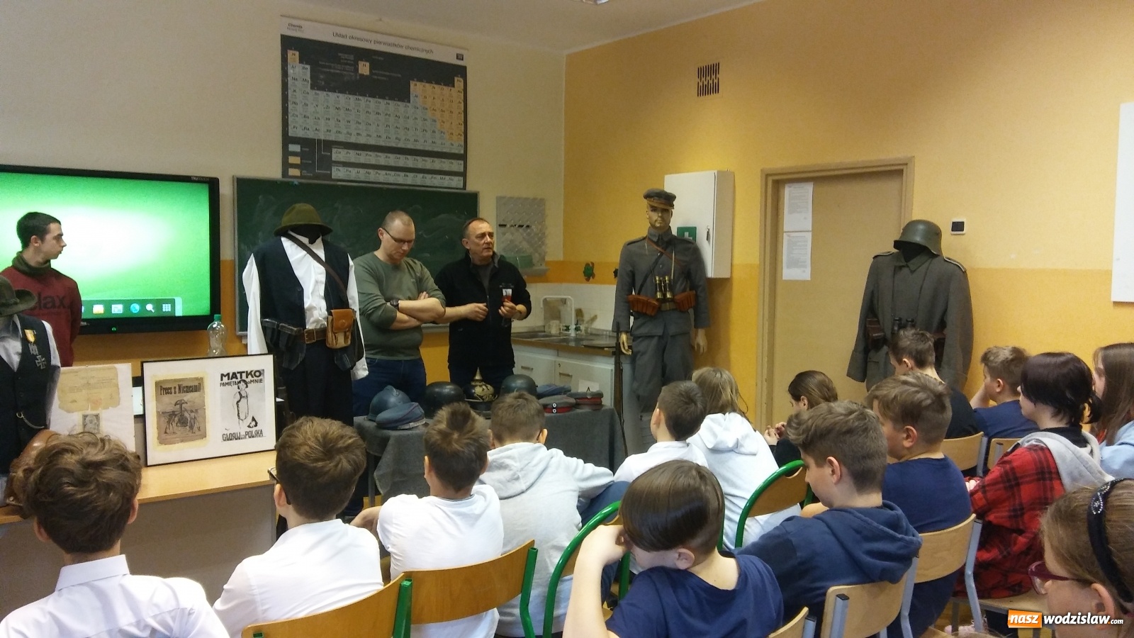 Zdjęcie w galerii na portalu naszwodzislaw.com: Żywa lekcja historii w ZSP4 wiadomości z regionu