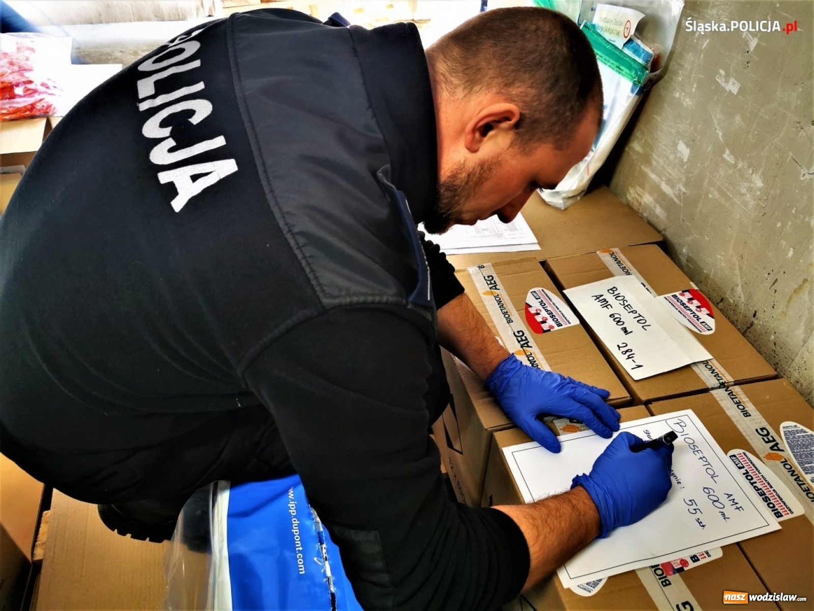 Zdjęcie w galerii na portalu naszwodzislaw.com: Środki ochrony sanitarnej na bieżąco trafiają do policjantów wiadomości z regionu