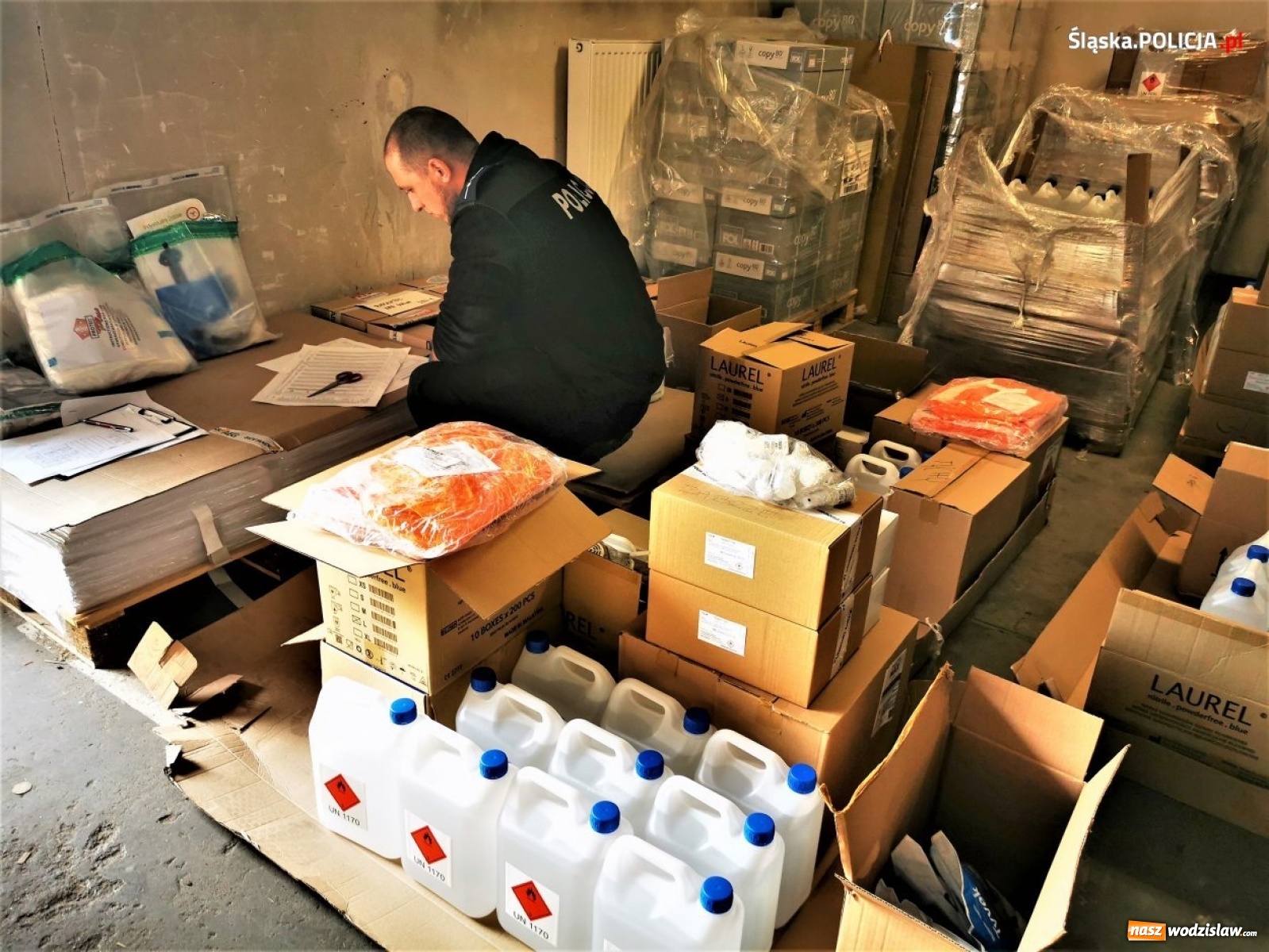 Zdjęcie w galerii na portalu naszwodzislaw.com: Środki ochrony sanitarnej na bieżąco trafiają do policjantów wiadomości z regionu