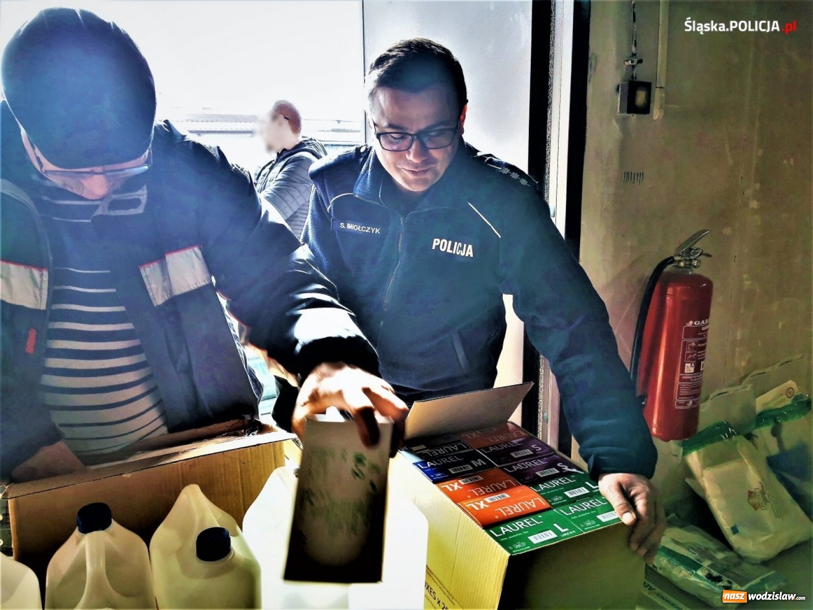 Zdjęcie w galerii na portalu naszwodzislaw.com: Środki ochrony sanitarnej na bieżąco trafiają do policjantów wiadomości z regionu