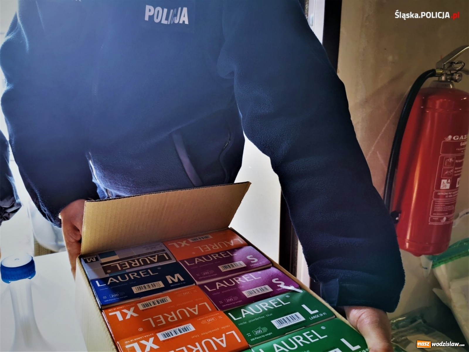 Zdjęcie w galerii na portalu naszwodzislaw.com: Środki ochrony sanitarnej na bieżąco trafiają do policjantów wiadomości z regionu