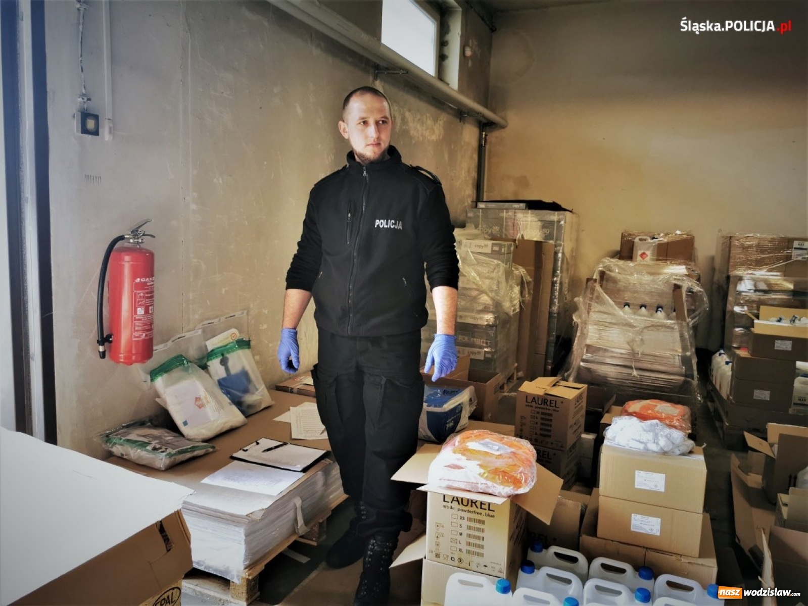 Zdjęcie w galerii na portalu naszwodzislaw.com: Środki ochrony sanitarnej na bieżąco trafiają do policjantów wiadomości z regionu