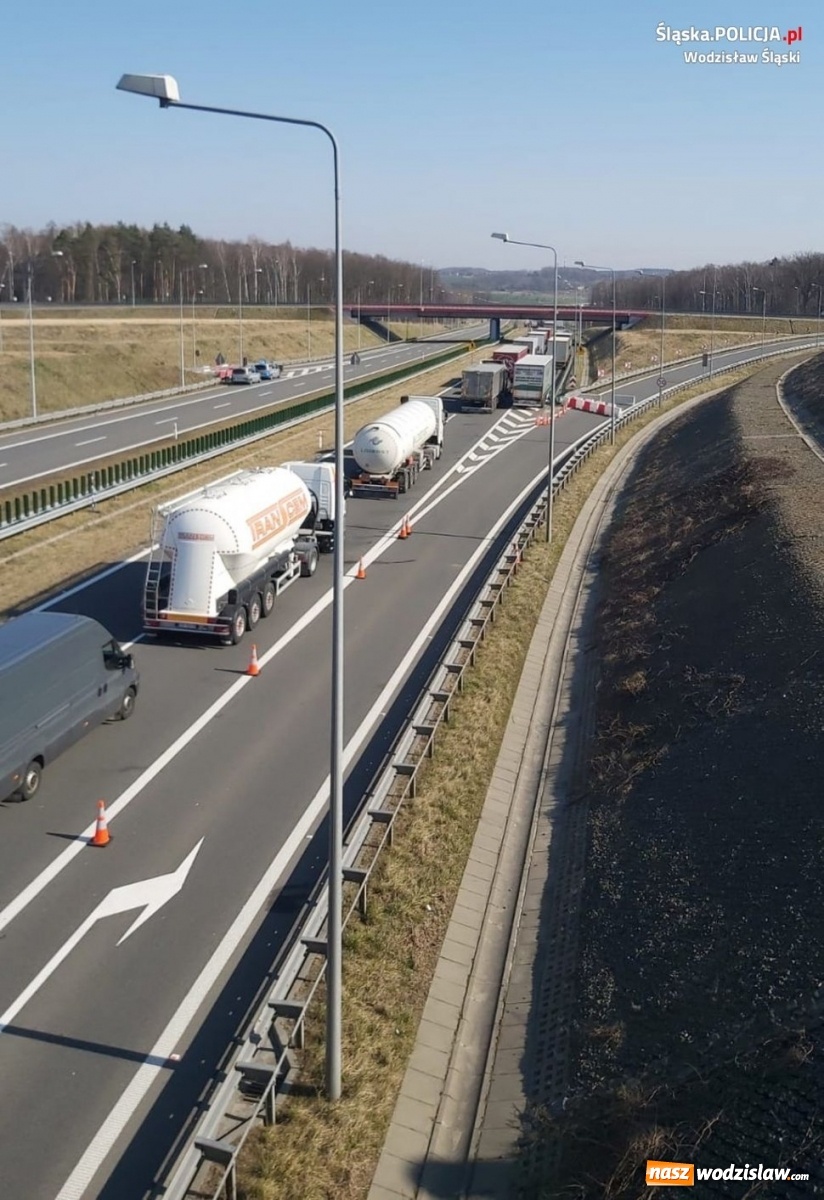 Zdjęcie w galerii na portalu naszwodzislaw.com: Wodzisławscy policjanci pomagają zadbać o bezpieczeństwo na przejściach granicznych wiadomości z regionu