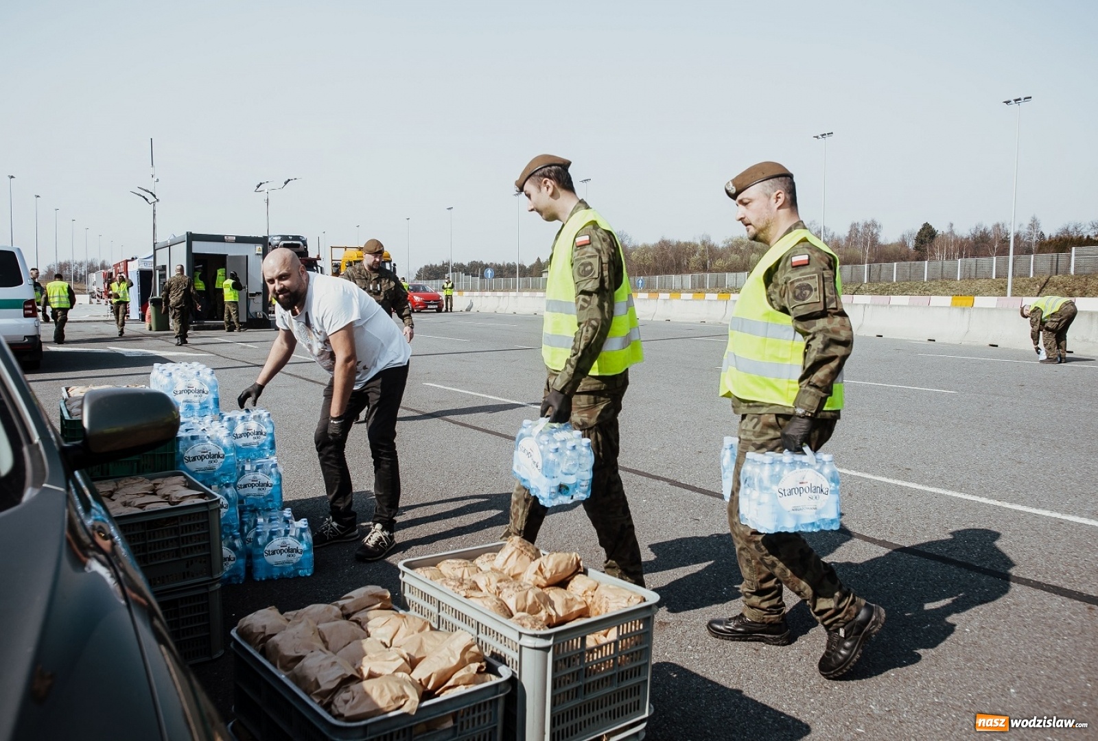 Zdjęcie w galerii na portalu naszwodzislaw.com: Śląscy terytorialsi pomagają kierowcom na granicach wiadomości z regionu
