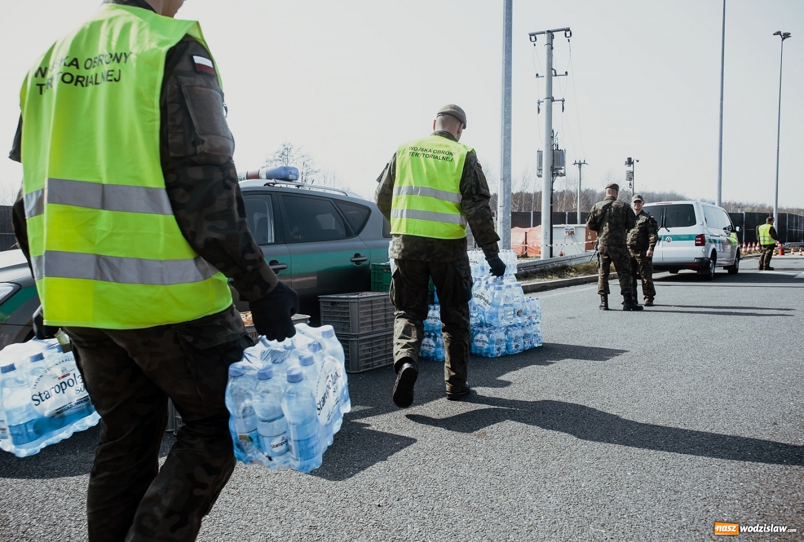 Zdjęcie w galerii na portalu naszwodzislaw.com: Śląscy terytorialsi pomagają kierowcom na granicach wiadomości z regionu