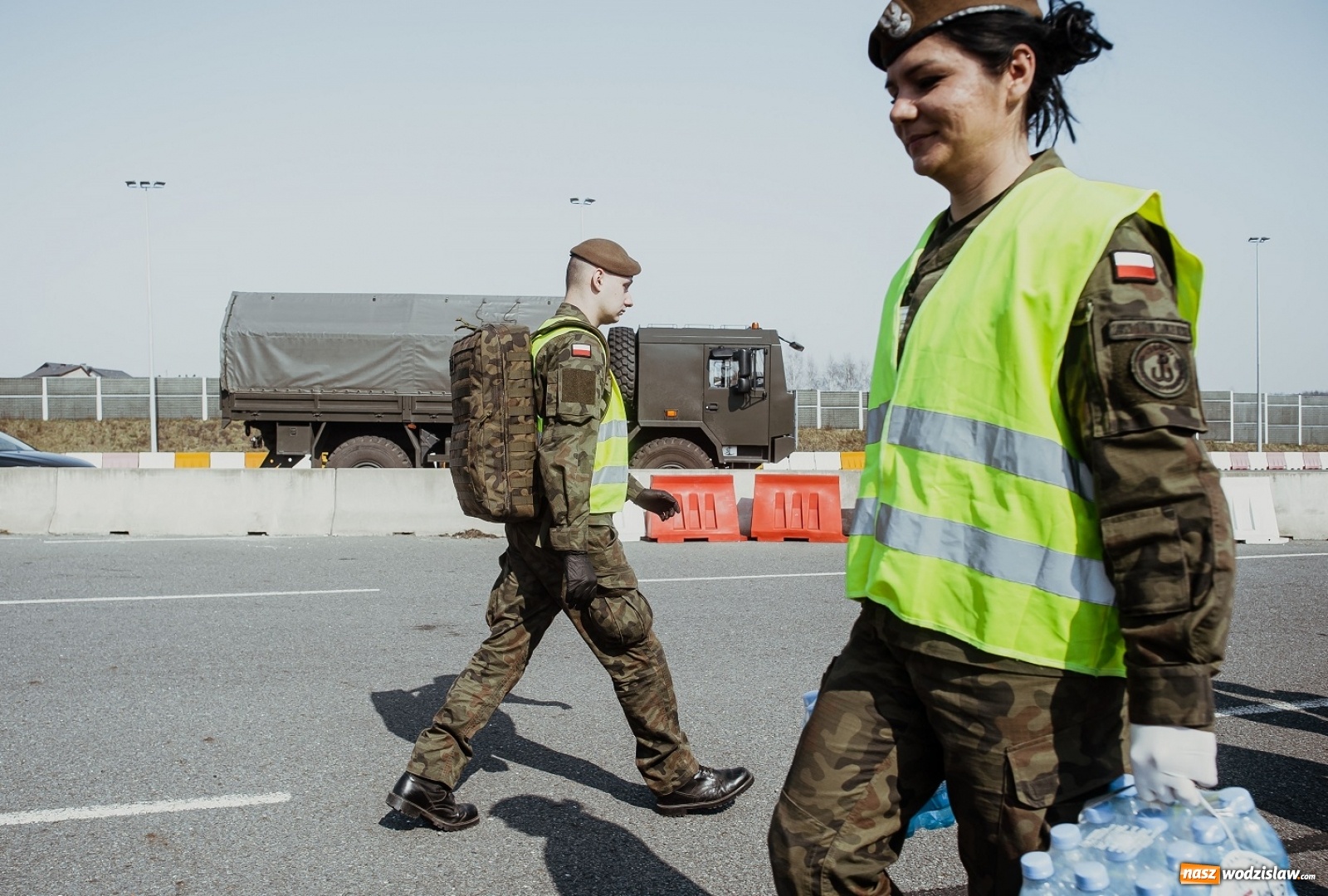 Zdjęcie w galerii na portalu naszwodzislaw.com: Śląscy terytorialsi pomagają kierowcom na granicach wiadomości z regionu