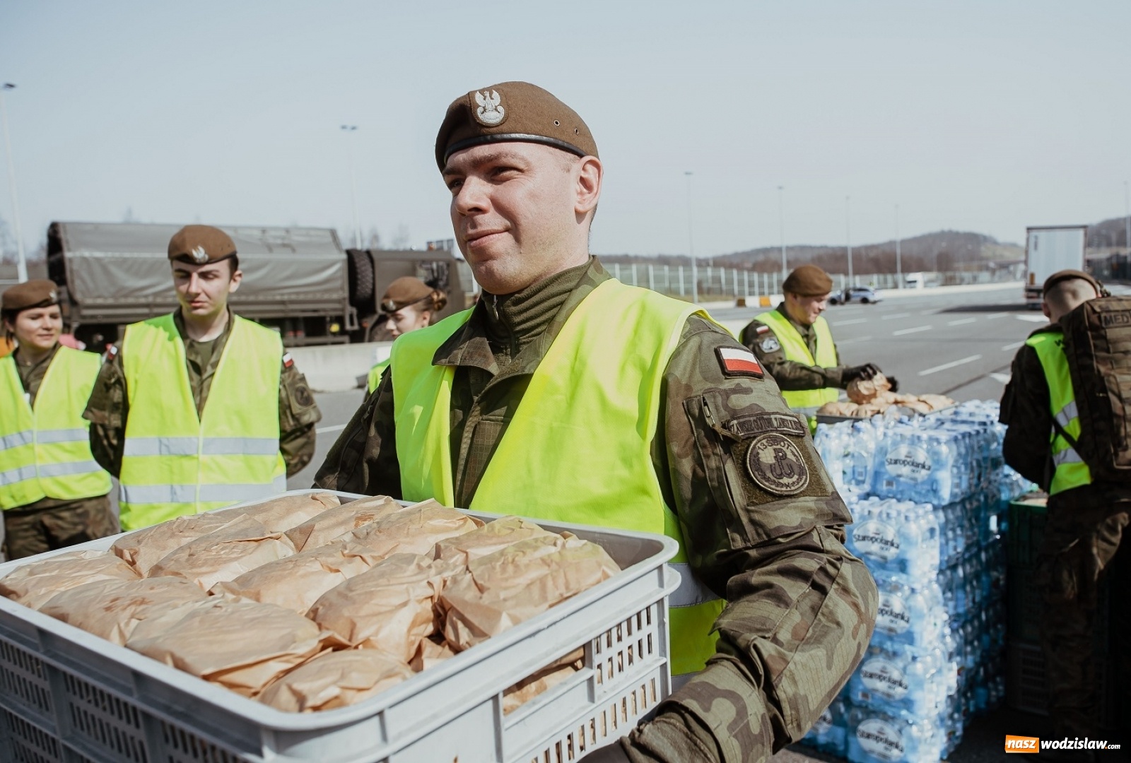 Zdjęcie w galerii na portalu naszwodzislaw.com: Śląscy terytorialsi pomagają kierowcom na granicach wiadomości z regionu