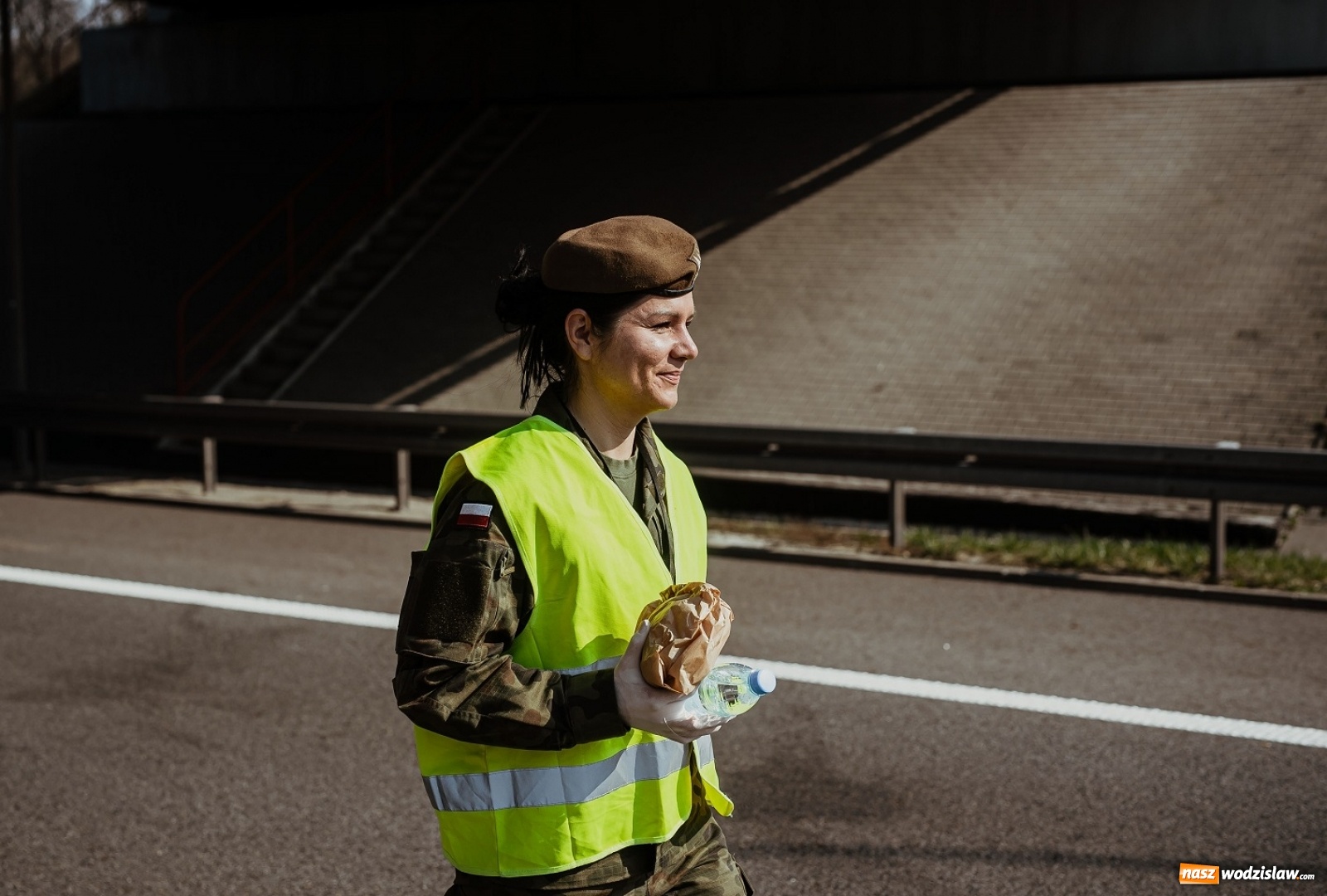 Zdjęcie w galerii na portalu naszwodzislaw.com: Śląscy terytorialsi pomagają kierowcom na granicach wiadomości z regionu