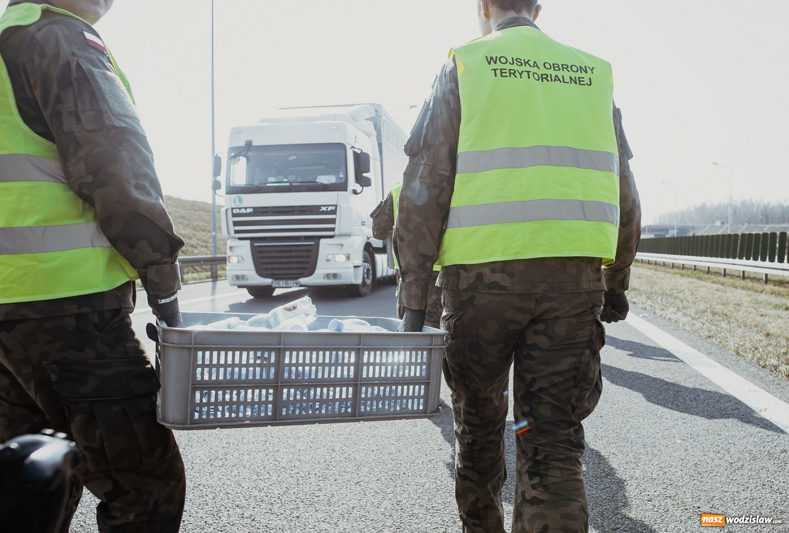 Zdjęcie w galerii na portalu naszwodzislaw.com: Śląscy terytorialsi pomagają kierowcom na granicach wiadomości z regionu