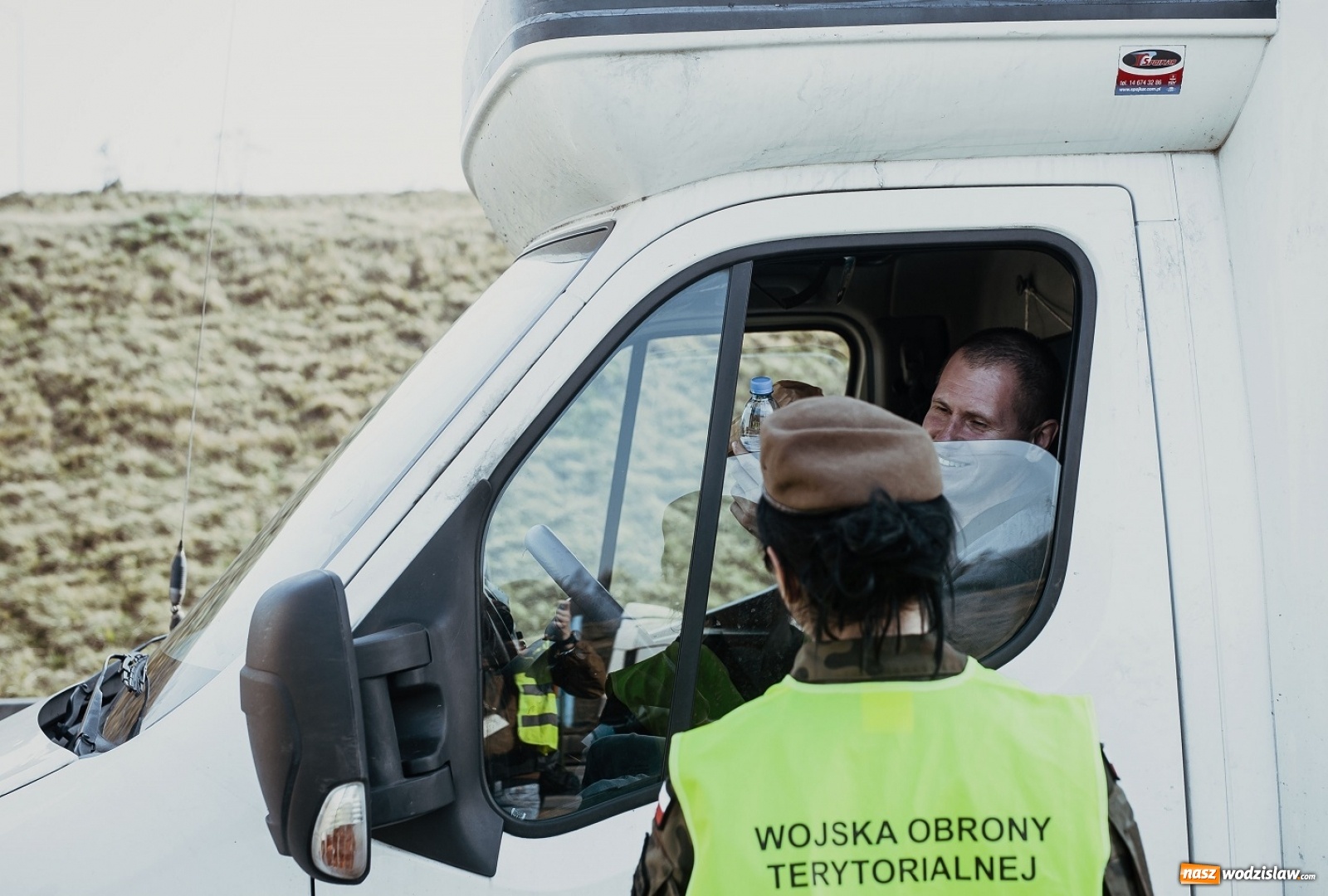 Zdjęcie w galerii na portalu naszwodzislaw.com: Śląscy terytorialsi pomagają kierowcom na granicach wiadomości z regionu