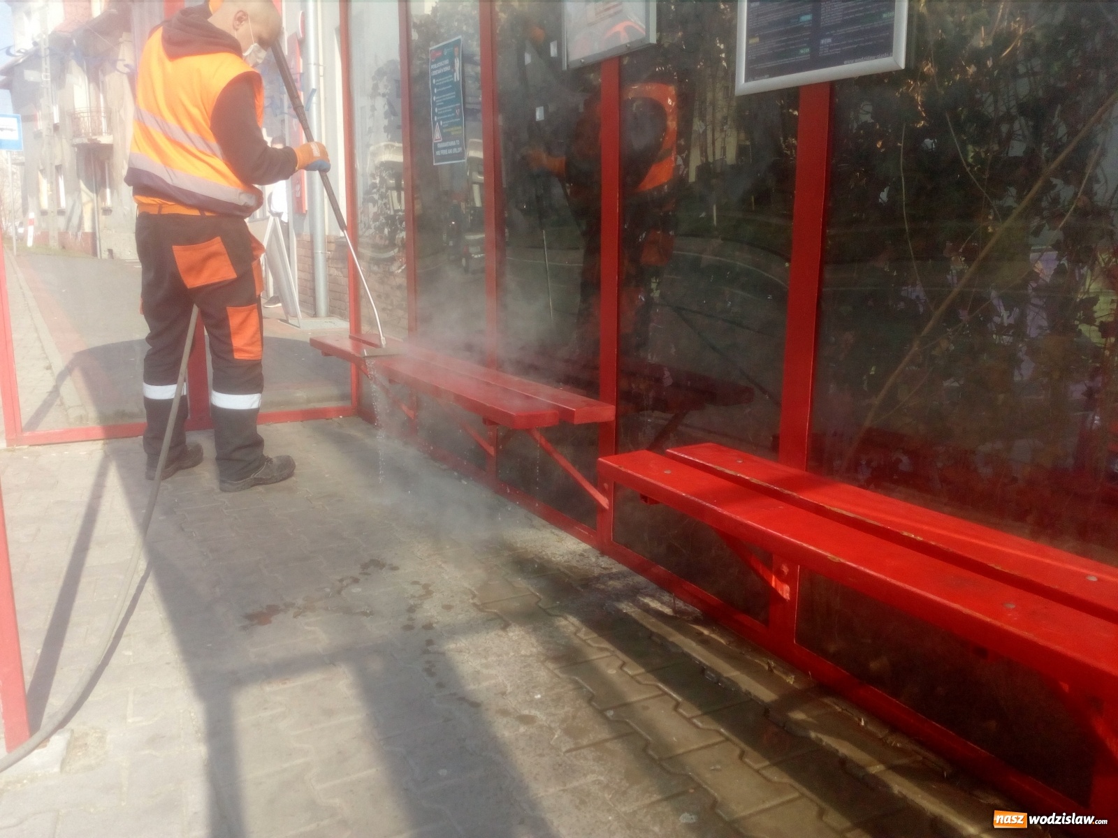 Zdjęcie w galerii na portalu naszwodzislaw.com: W Wodzisławiu Śląskim dezynfekują przystanki wiadomości z regionu