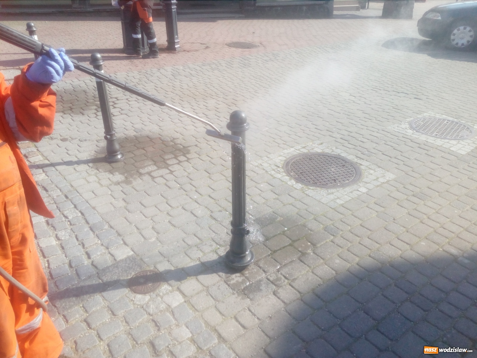 Zdjęcie w galerii na portalu naszwodzislaw.com: W Wodzisławiu Śląskim dezynfekują przystanki wiadomości z regionu