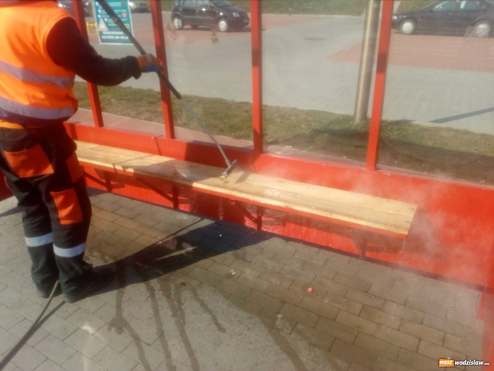 Zdjęcie w galerii na portalu naszwodzislaw.com: W Wodzisławiu Śląskim dezynfekują przystanki wiadomości z regionu