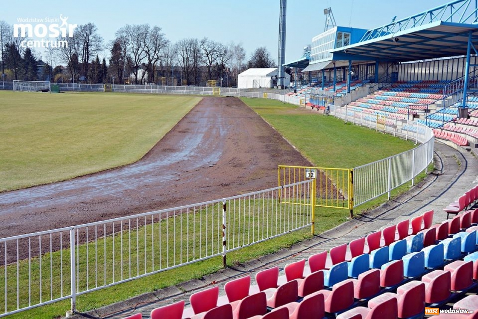 Zdjęcie w galerii na portalu naszwodzislaw.com: Prace konserwacyjne i pielęgnacyjne w MOSiR Centrum wiadomości z regionu