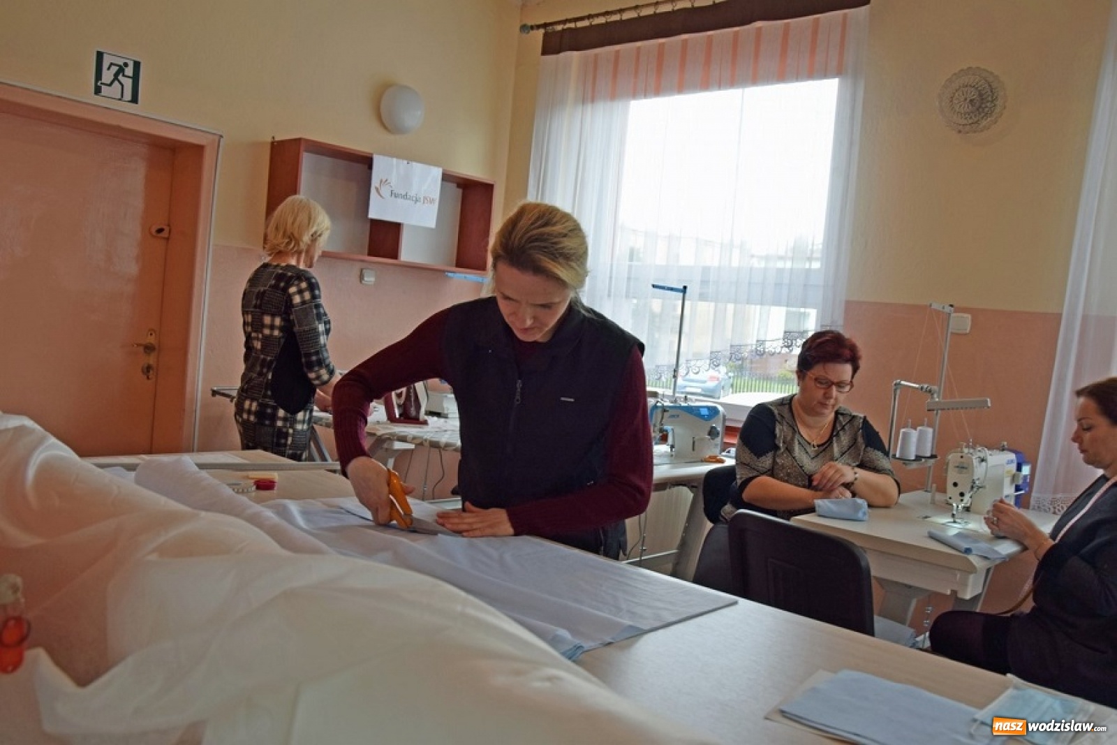 Zdjęcie w galerii na portalu naszwodzislaw.com: Mszana szyje maseczki dla szpitala zakaźnego w Raciborzu wiadomości z regionu