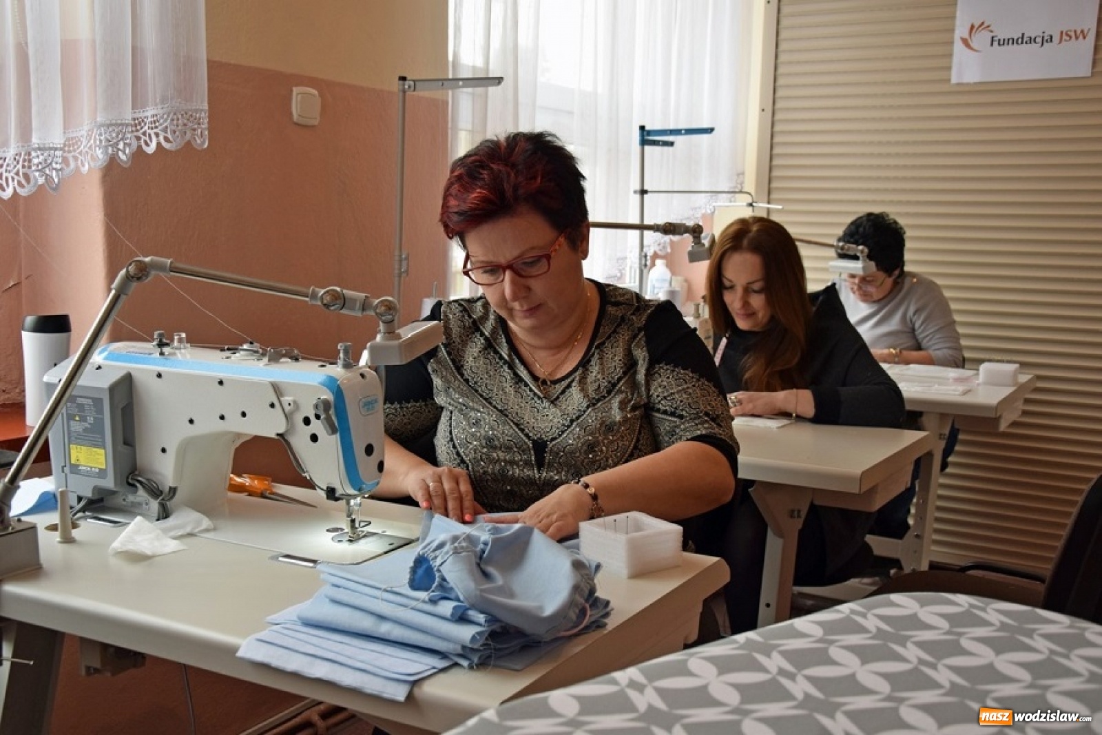Zdjęcie w galerii na portalu naszwodzislaw.com: Mszana szyje maseczki dla szpitala zakaźnego w Raciborzu wiadomości z regionu