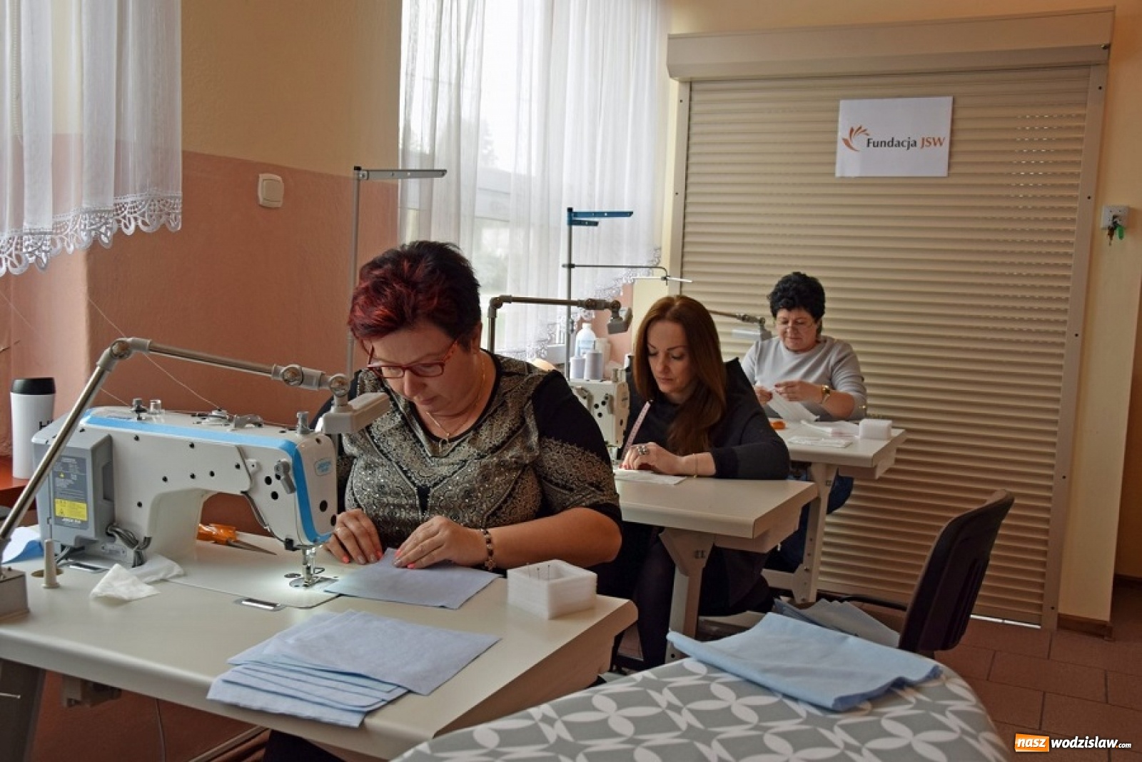 Zdjęcie w galerii na portalu naszwodzislaw.com: Mszana szyje maseczki dla szpitala zakaźnego w Raciborzu wiadomości z regionu