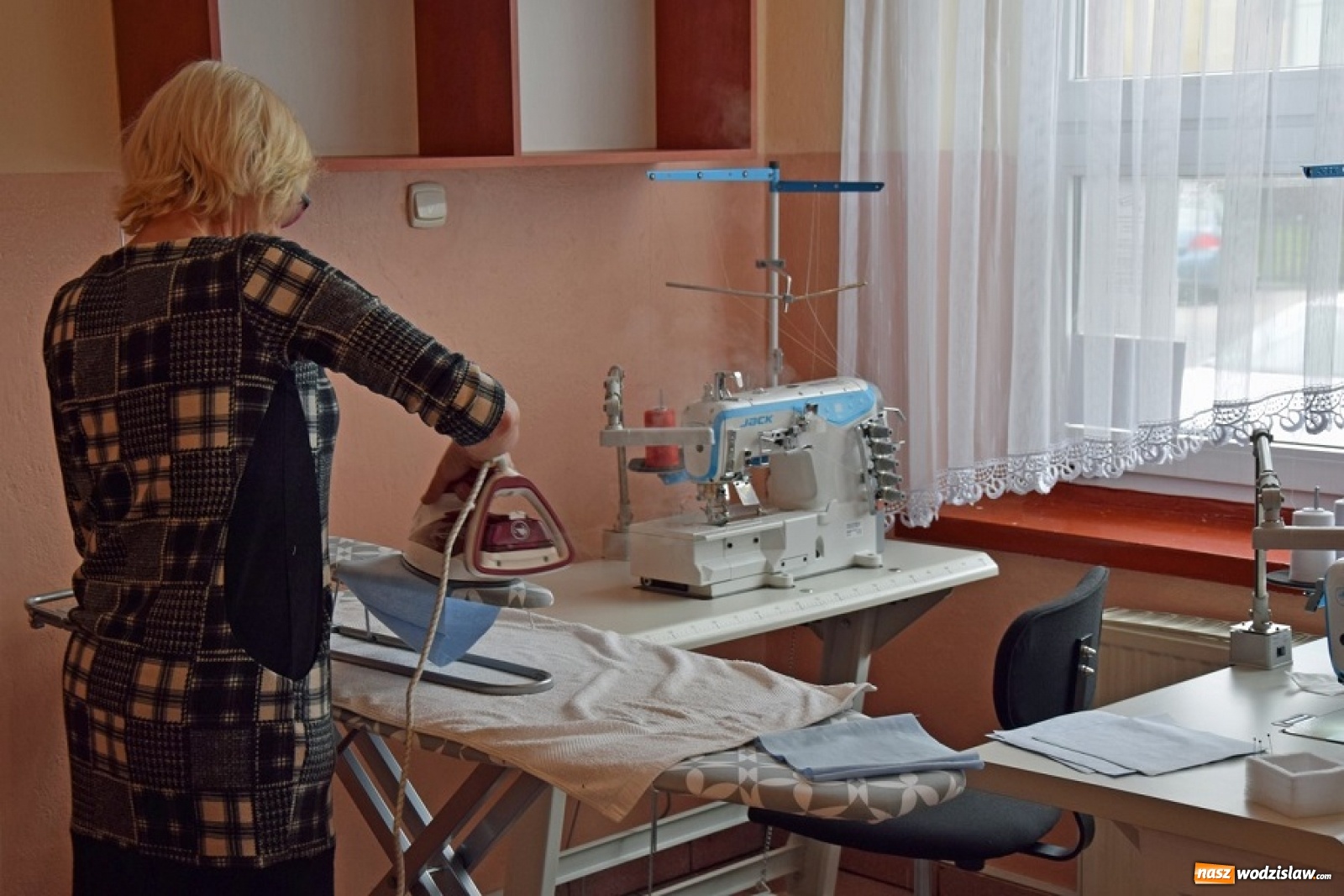 Zdjęcie w galerii na portalu naszwodzislaw.com: Mszana szyje maseczki dla szpitala zakaźnego w Raciborzu wiadomości z regionu