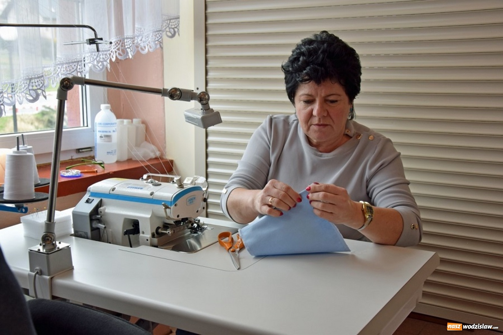 Zdjęcie w galerii na portalu naszwodzislaw.com: Mszana szyje maseczki dla szpitala zakaźnego w Raciborzu wiadomości z regionu