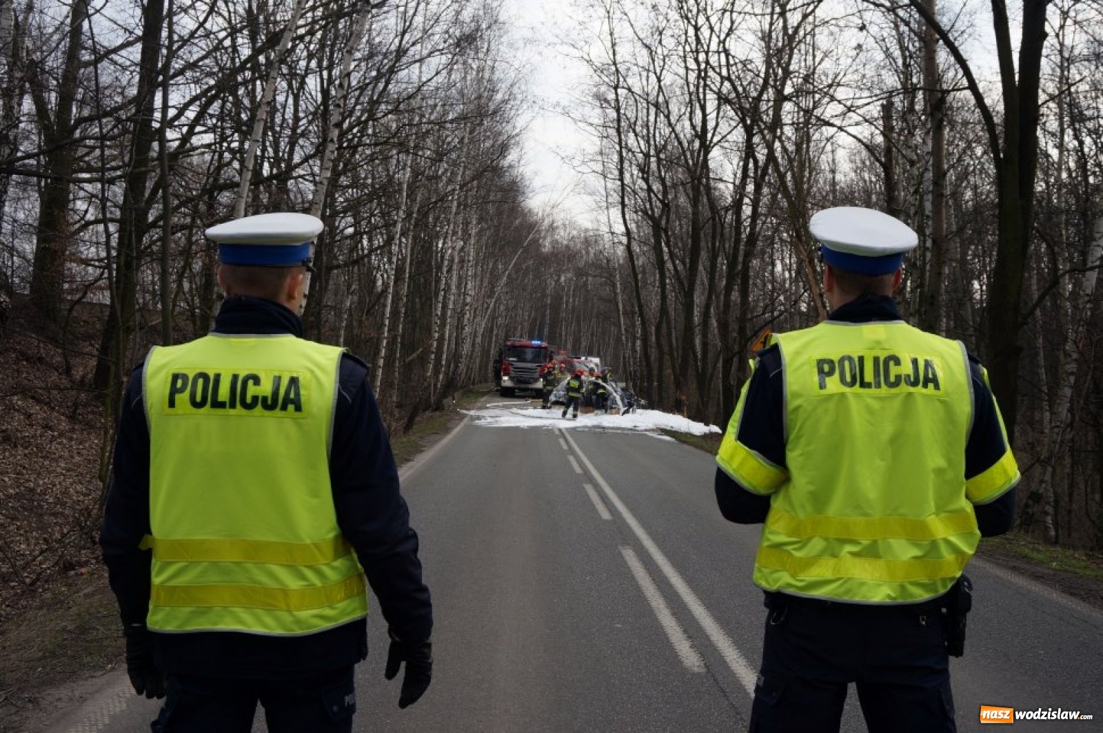 Zdjęcie w galerii na portalu naszwodzislaw.com: Tragedia w Rybniku. Samochód uderzył w drzewo i stanął w płomieniach [FOTO i WIDEO] wiadomości z regionu