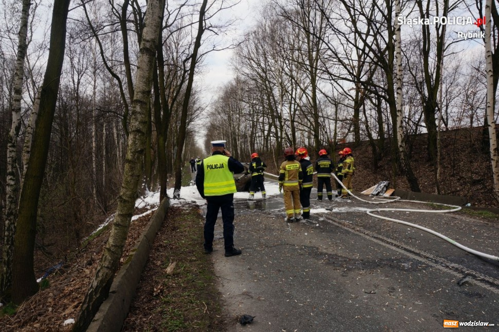 Zdjęcie w galerii na portalu naszwodzislaw.com: Tragedia w Rybniku. Samochód uderzył w drzewo i stanął w płomieniach [FOTO i WIDEO] wiadomości z regionu
