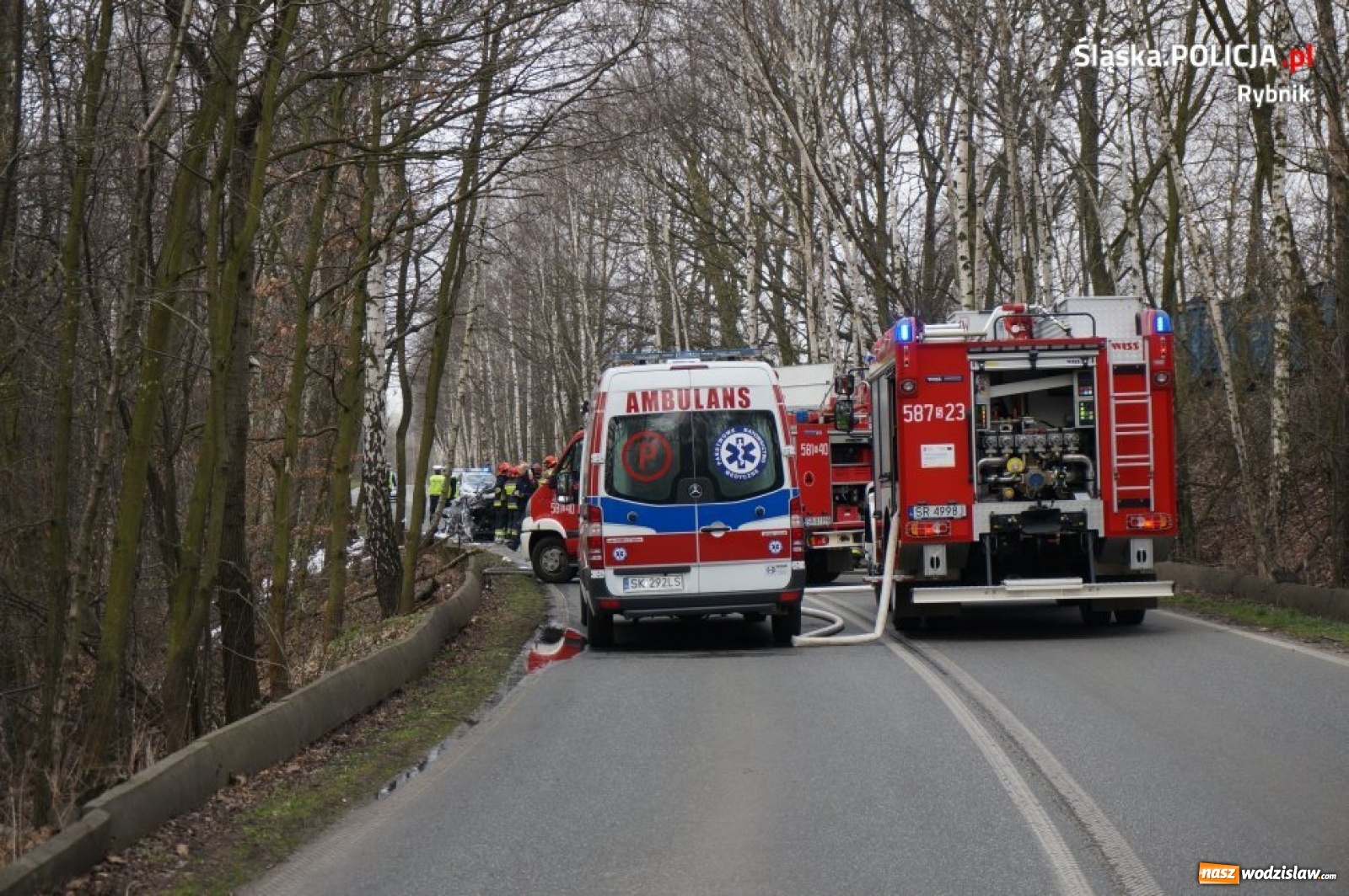 Zdjęcie w galerii na portalu naszwodzislaw.com: Tragedia w Rybniku. Samochód uderzył w drzewo i stanął w płomieniach [FOTO i WIDEO] wiadomości z regionu