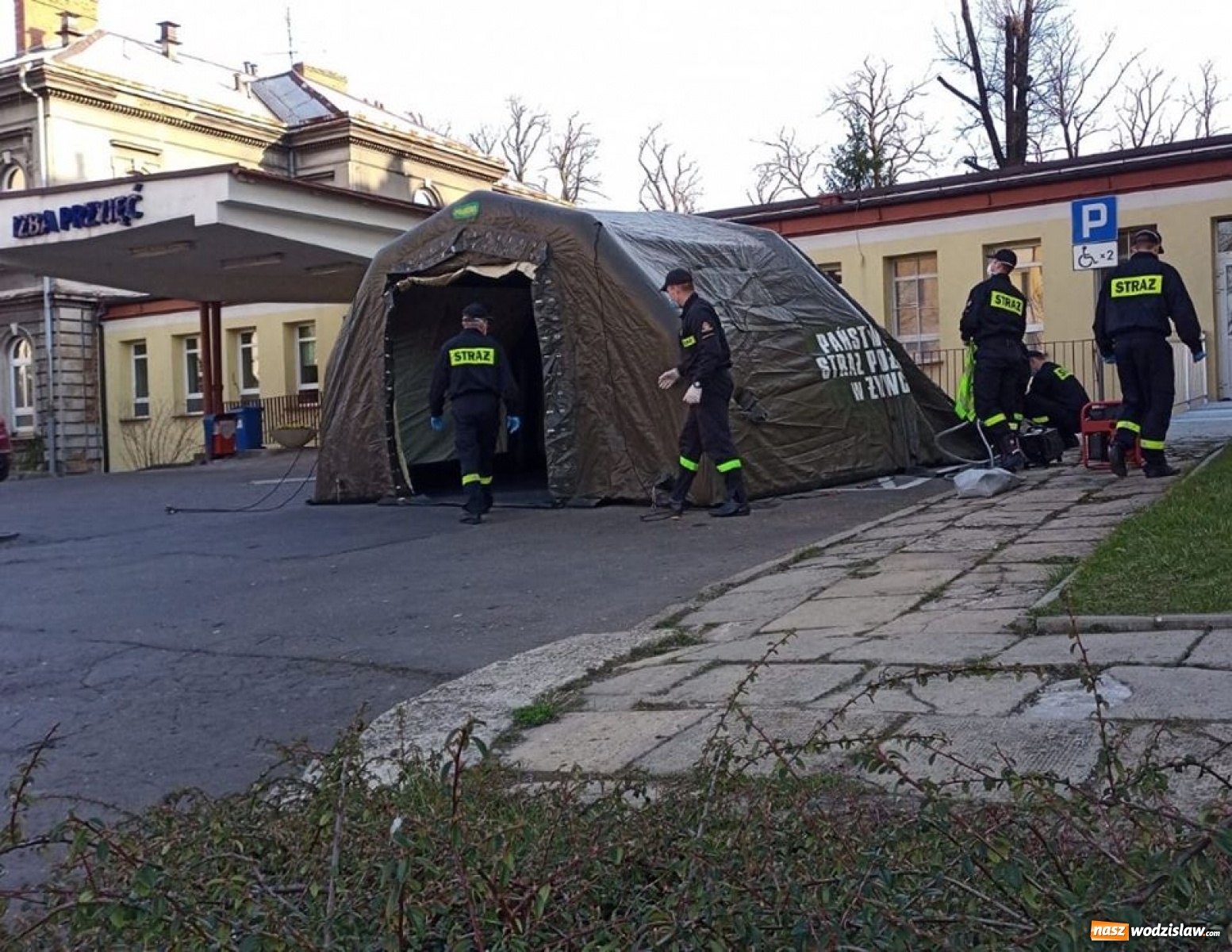 Zdjęcie w galerii na portalu naszwodzislaw.com: Przed kolejnymi śląskimi szpitalami powstają strefy triażu wiadomości z regionu
