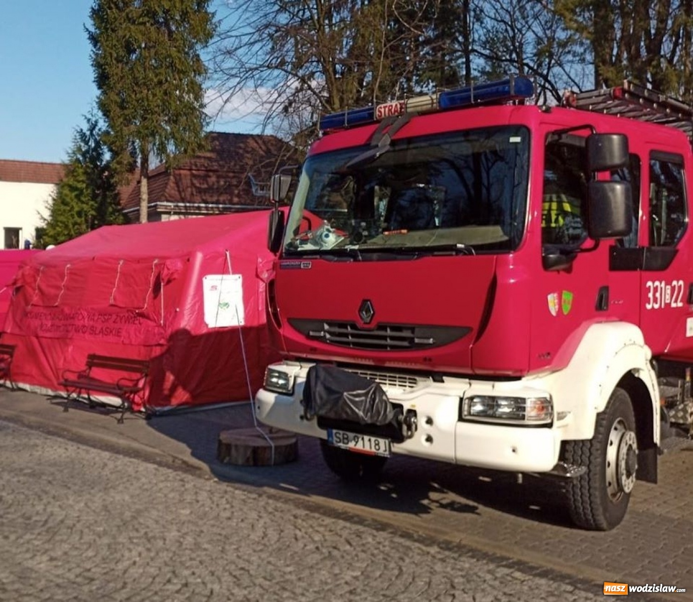 Zdjęcie w galerii na portalu naszwodzislaw.com: Przed kolejnymi śląskimi szpitalami powstają strefy triażu wiadomości z regionu