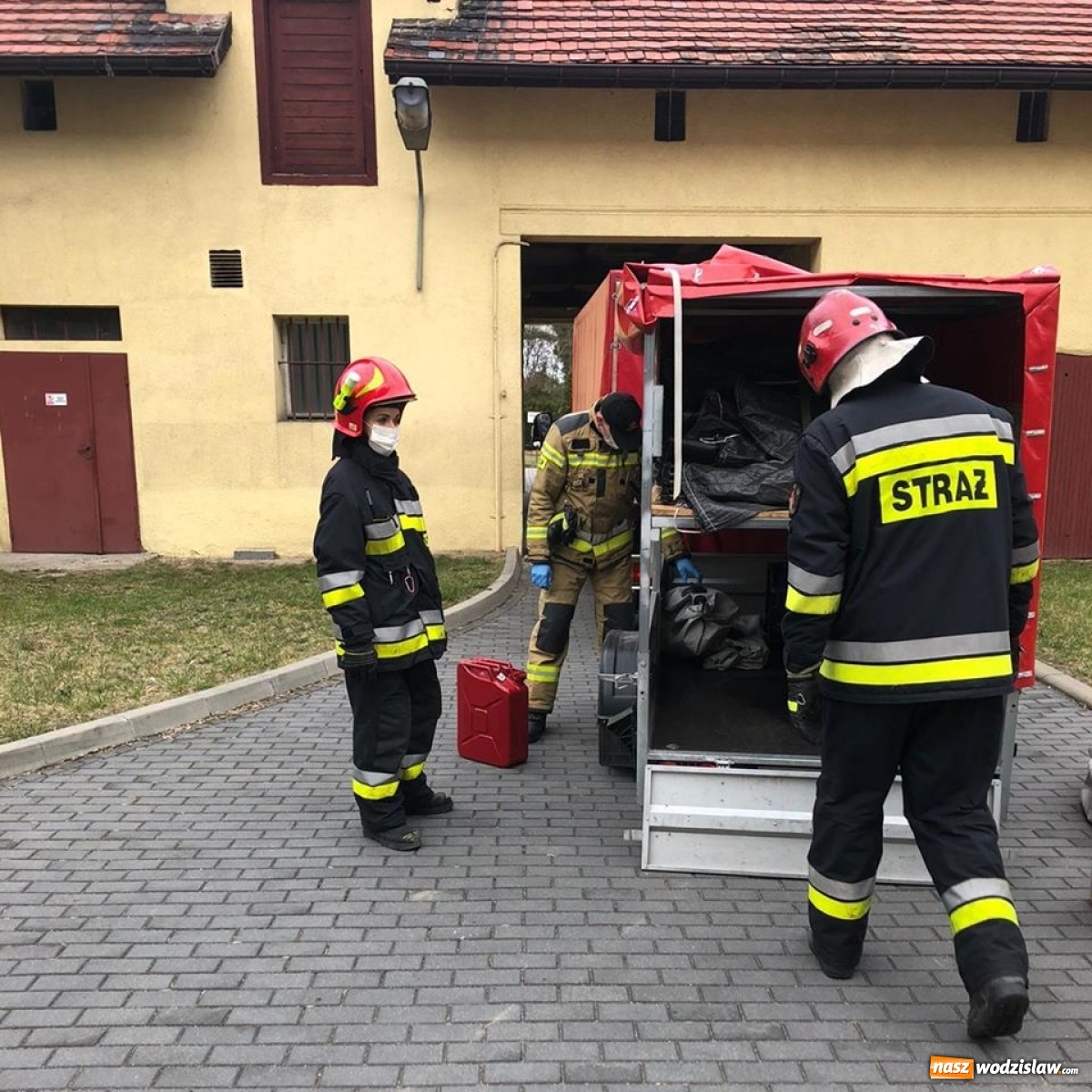 Zdjęcie w galerii na portalu naszwodzislaw.com: Przed kolejnymi śląskimi szpitalami powstają strefy triażu wiadomości z regionu