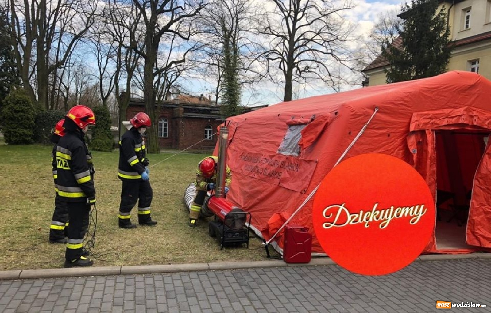 Zdjęcie w galerii na portalu naszwodzislaw.com: Przed kolejnymi śląskimi szpitalami powstają strefy triażu wiadomości z regionu