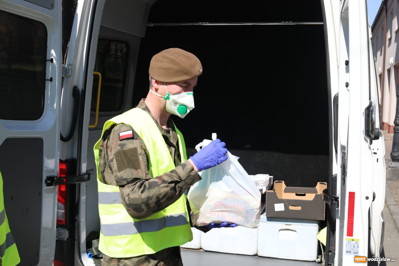 Zdjęcie w galerii na portalu naszwodzislaw.com: Śląscy terytorialsi rozwieźli już blisko siedem ton żywności wiadomości z regionu