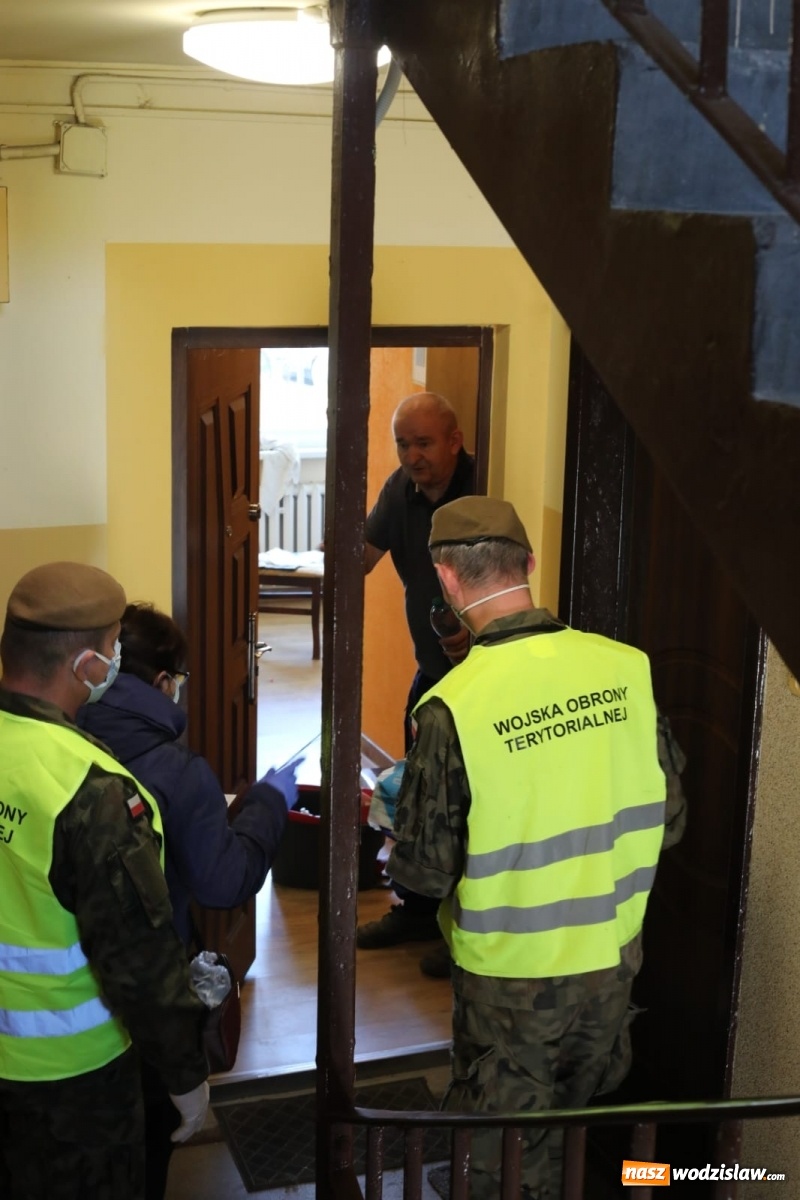 Zdjęcie w galerii na portalu naszwodzislaw.com: Śląscy terytorialsi rozwieźli już blisko siedem ton żywności wiadomości z regionu