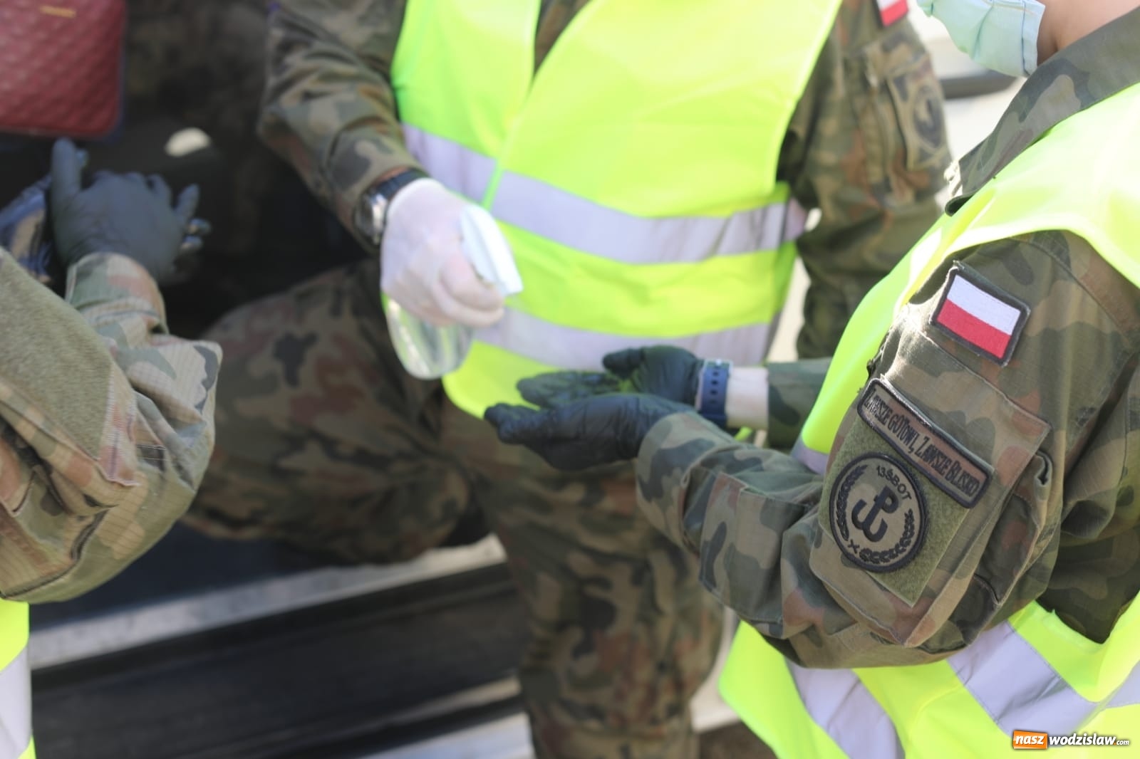 Zdjęcie w galerii na portalu naszwodzislaw.com: Śląscy terytorialsi rozwieźli już blisko siedem ton żywności wiadomości z regionu