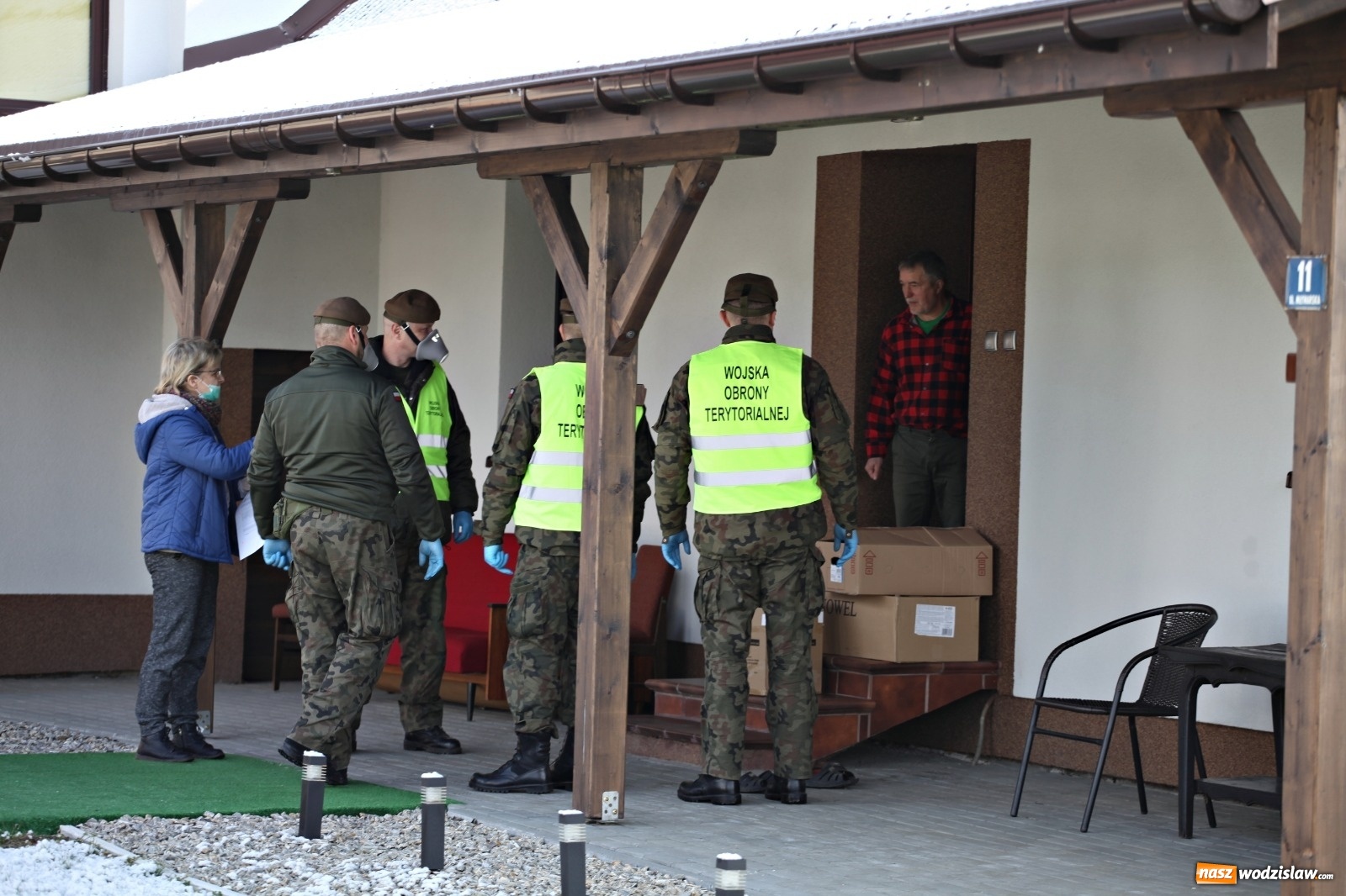 Zdjęcie w galerii na portalu naszwodzislaw.com: Śląscy terytorialsi rozwieźli już blisko siedem ton żywności wiadomości z regionu