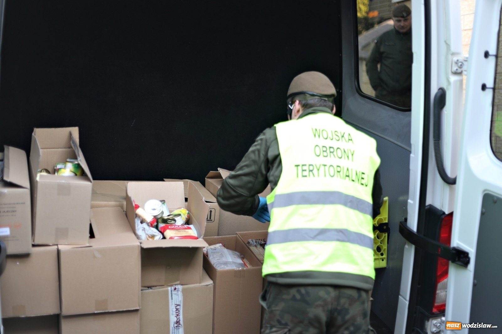 Zdjęcie w galerii na portalu naszwodzislaw.com: Śląscy terytorialsi rozwieźli już blisko siedem ton żywności wiadomości z regionu