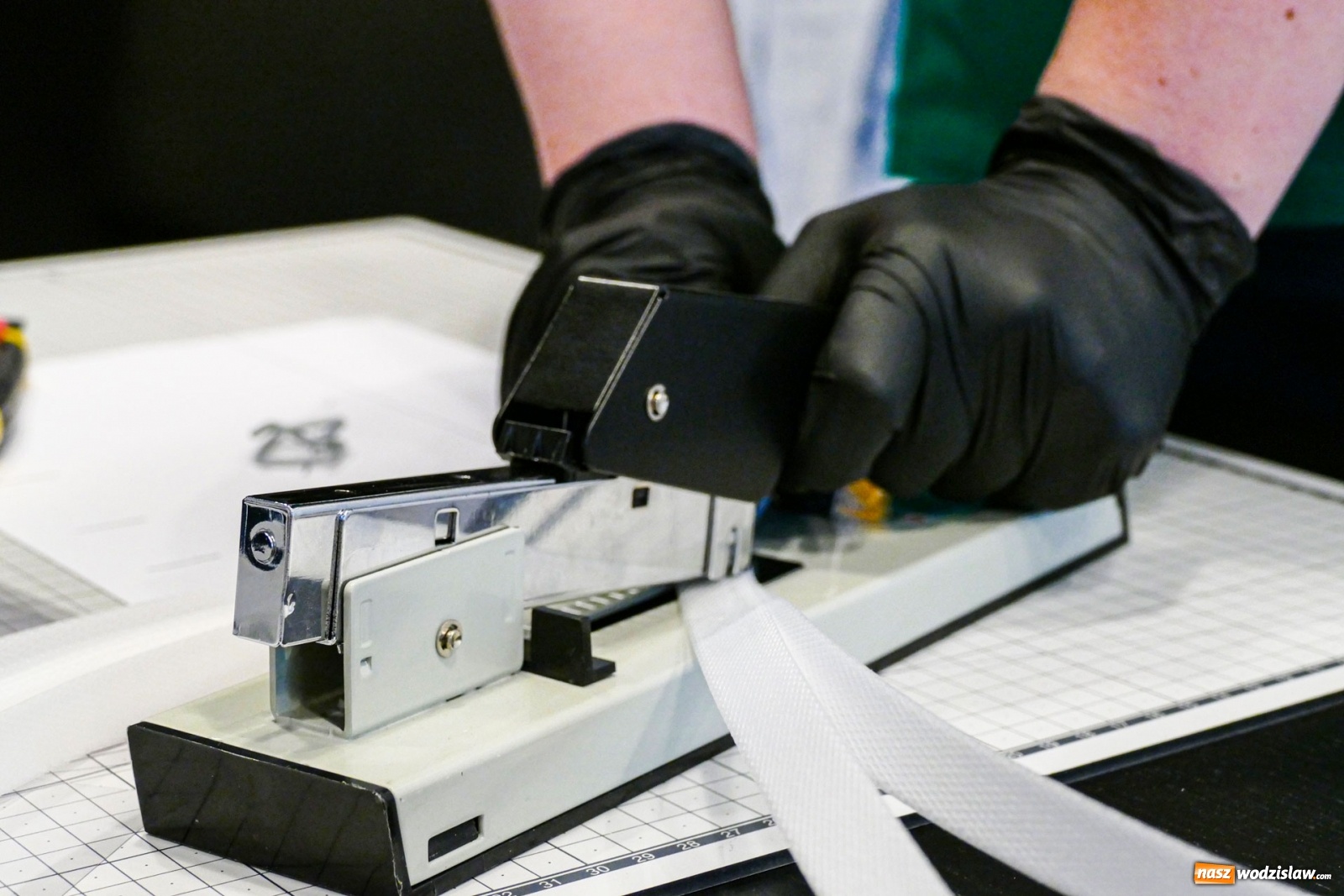 Zdjęcie w galerii na portalu naszwodzislaw.com: Dbajmy o siebie nawzajem! Koleje Śląskie produkują przyłbice dla szpitali wiadomości z regionu