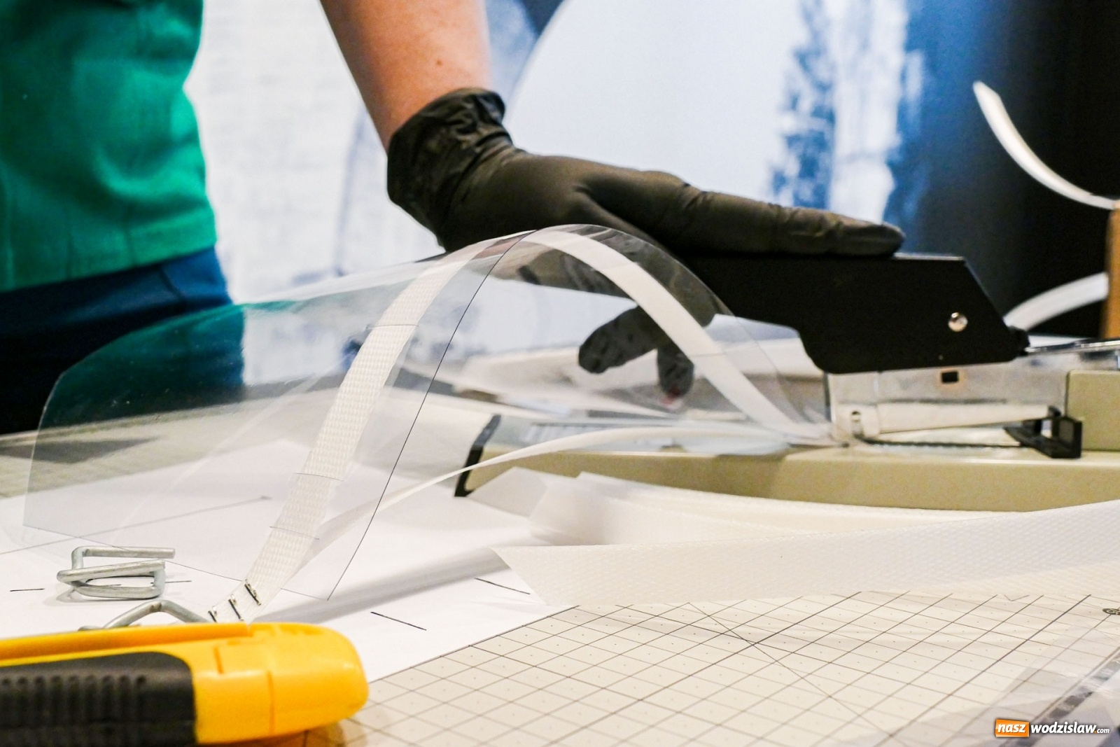 Zdjęcie w galerii na portalu naszwodzislaw.com: Dbajmy o siebie nawzajem! Koleje Śląskie produkują przyłbice dla szpitali wiadomości z regionu