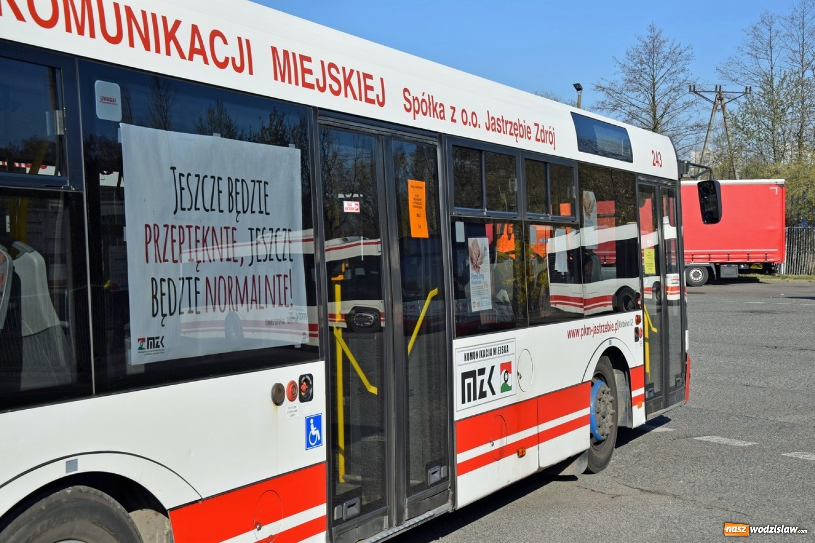 Zdjęcie w galerii na portalu naszwodzislaw.com: Jeszcze wrócą piękne dni. Akcja społeczna MZK Jastrzębie wiadomości z regionu