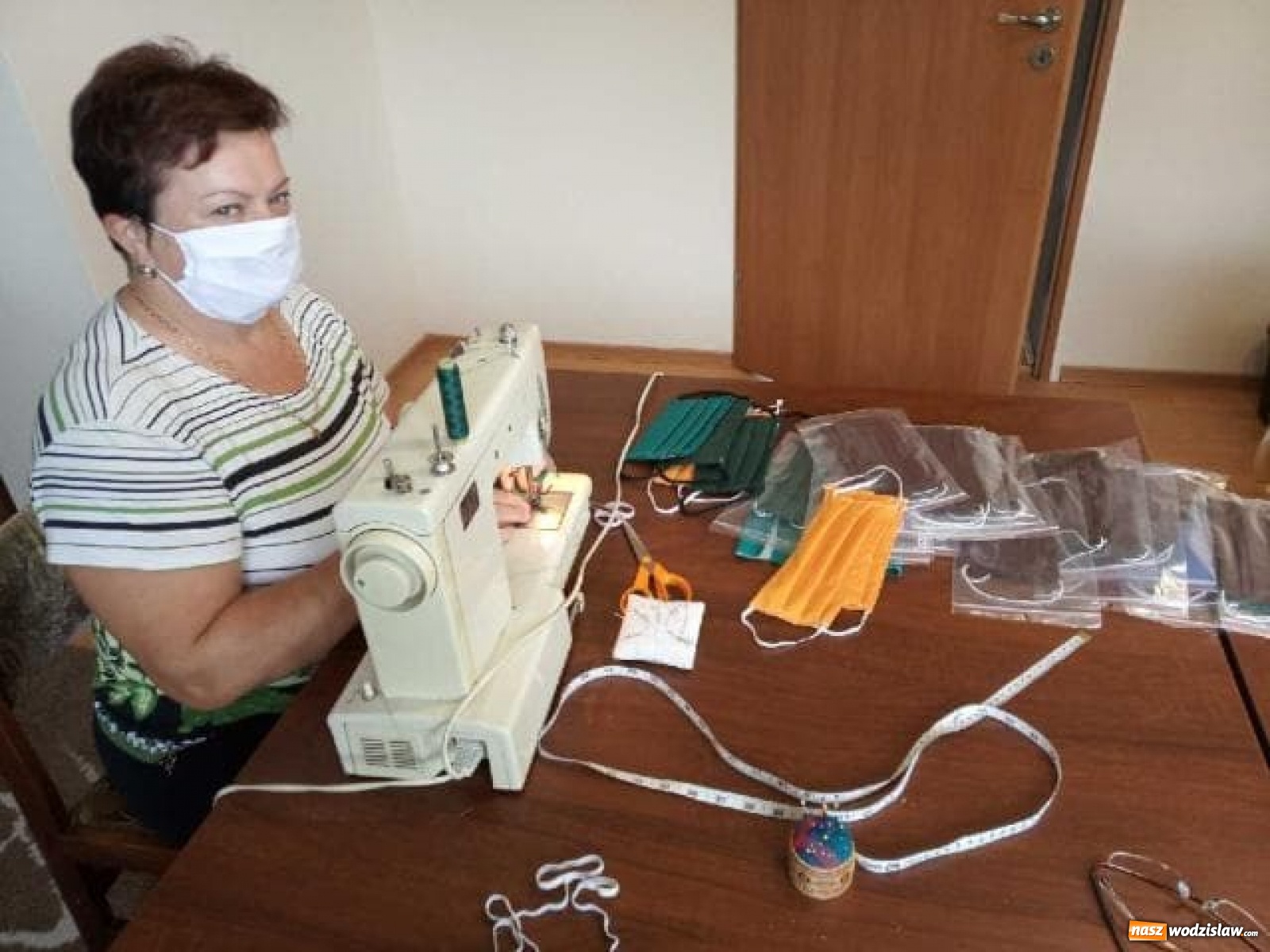 Zdjęcie w galerii na portalu naszwodzislaw.com: Do każdego domu w Mszanie trafią darmowe maseczki wiadomości z regionu